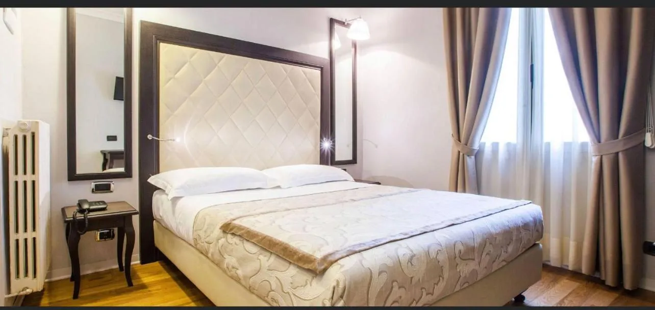 Bed in Hotel Lombardia