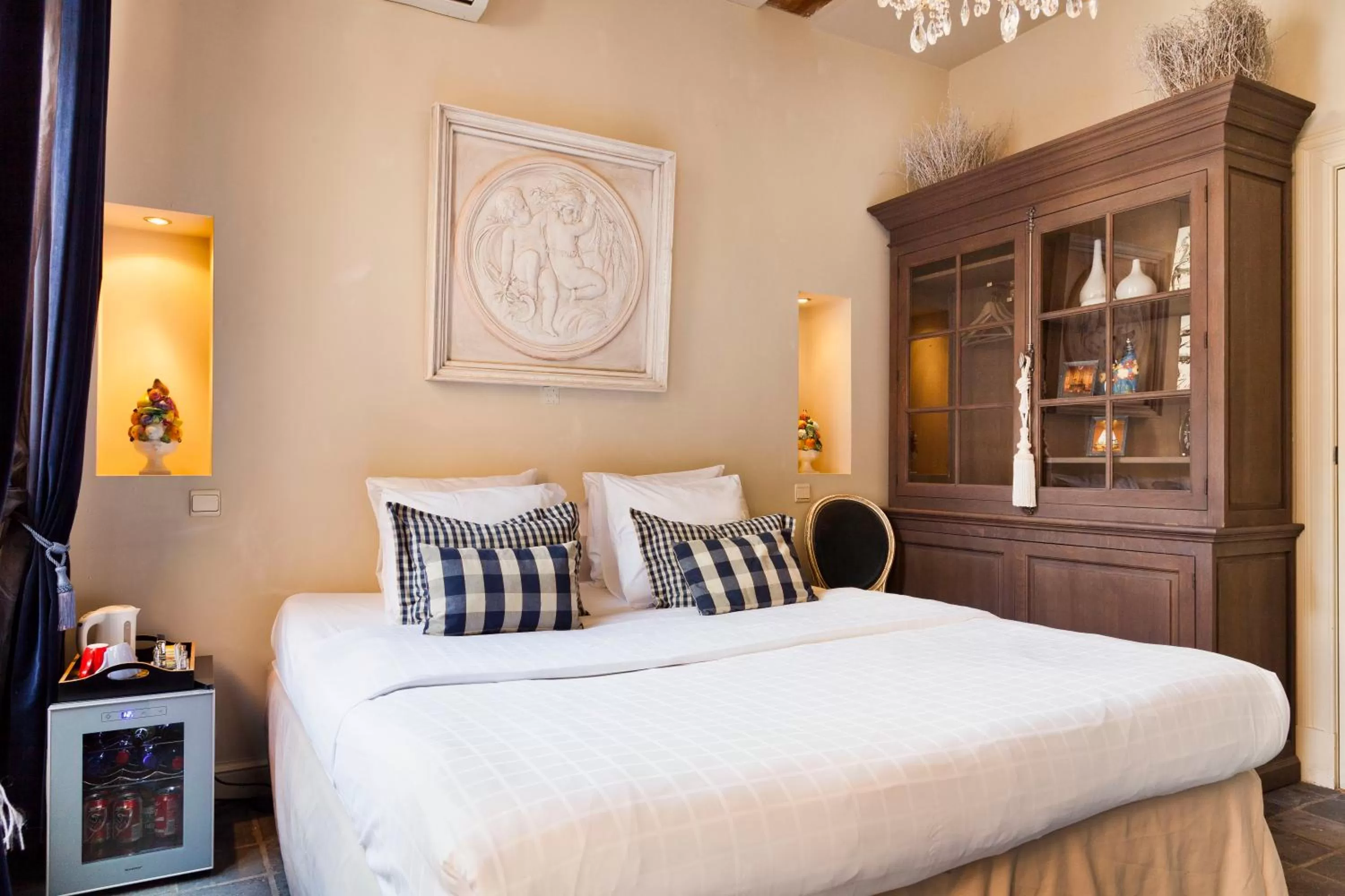 Bed in Hotel Diamonds and Pearls