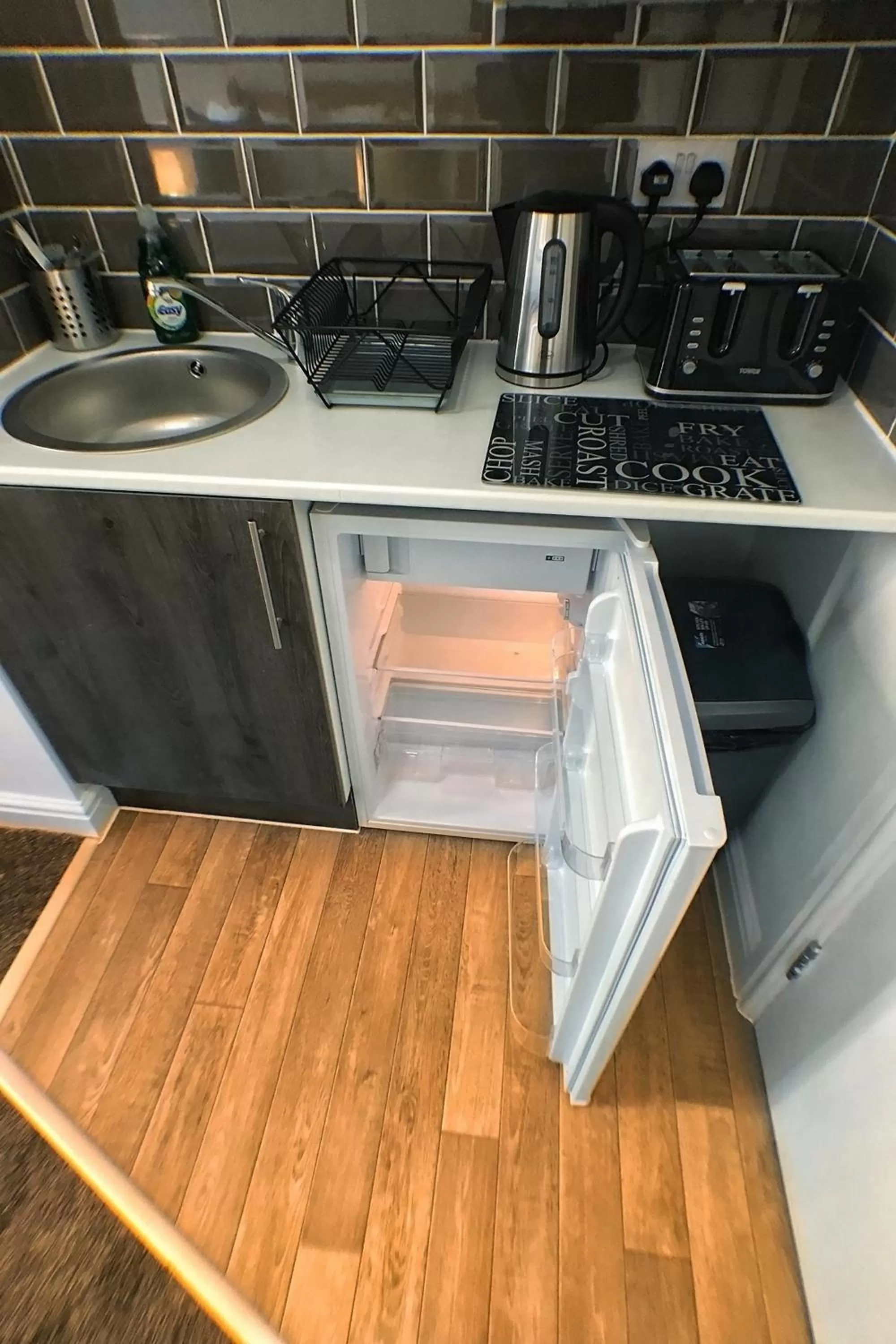 Kitchen or kitchenette in Castle Terrace (B3 R2)
