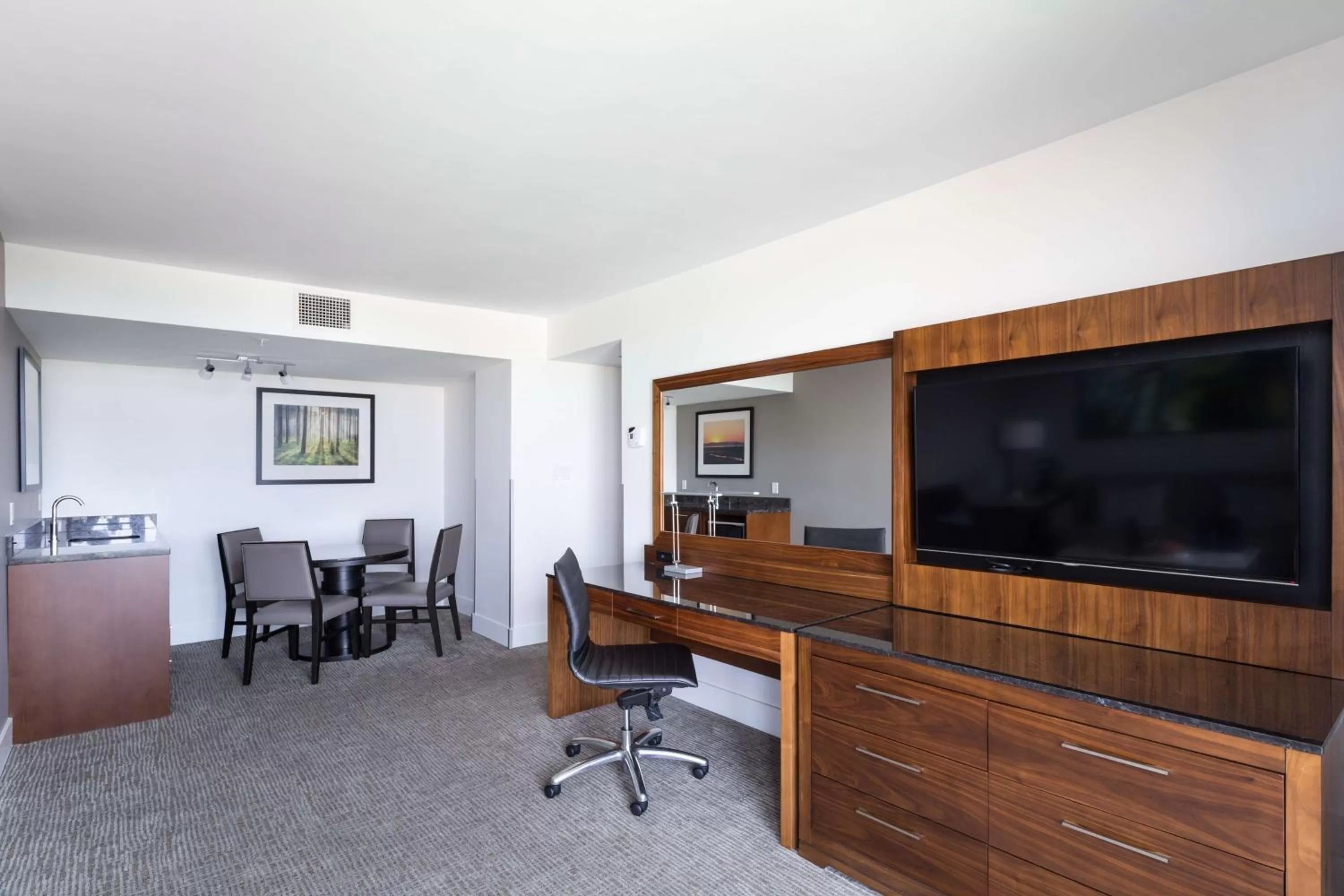 Living room in DoubleTree by Hilton Hotel & Suites Victoria