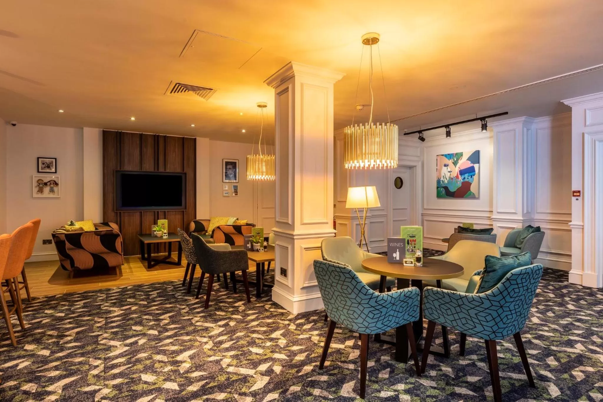 Lounge or bar in Holiday Inn Guildford by IHG