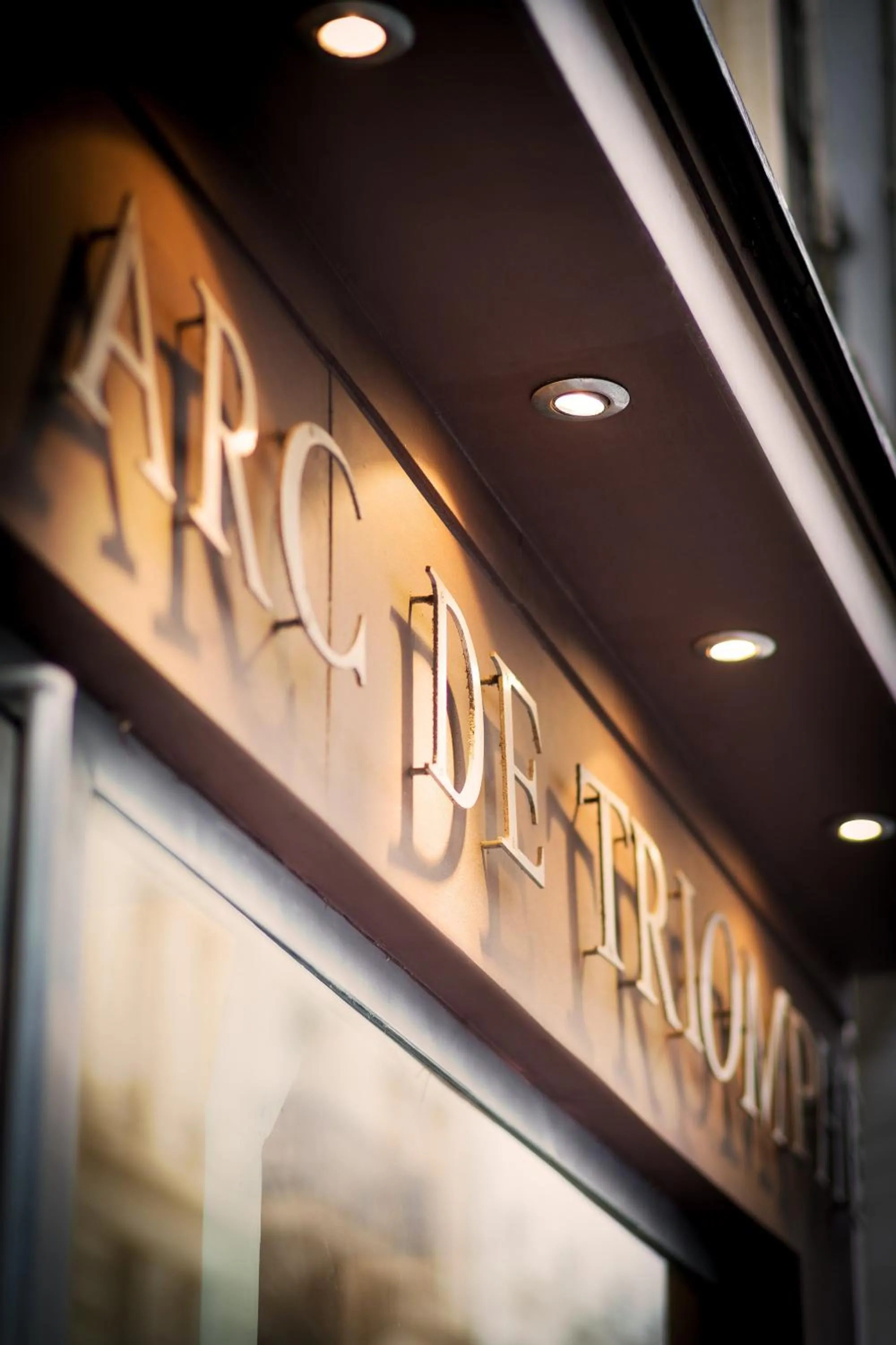 Property logo or sign in Arc De Triomphe