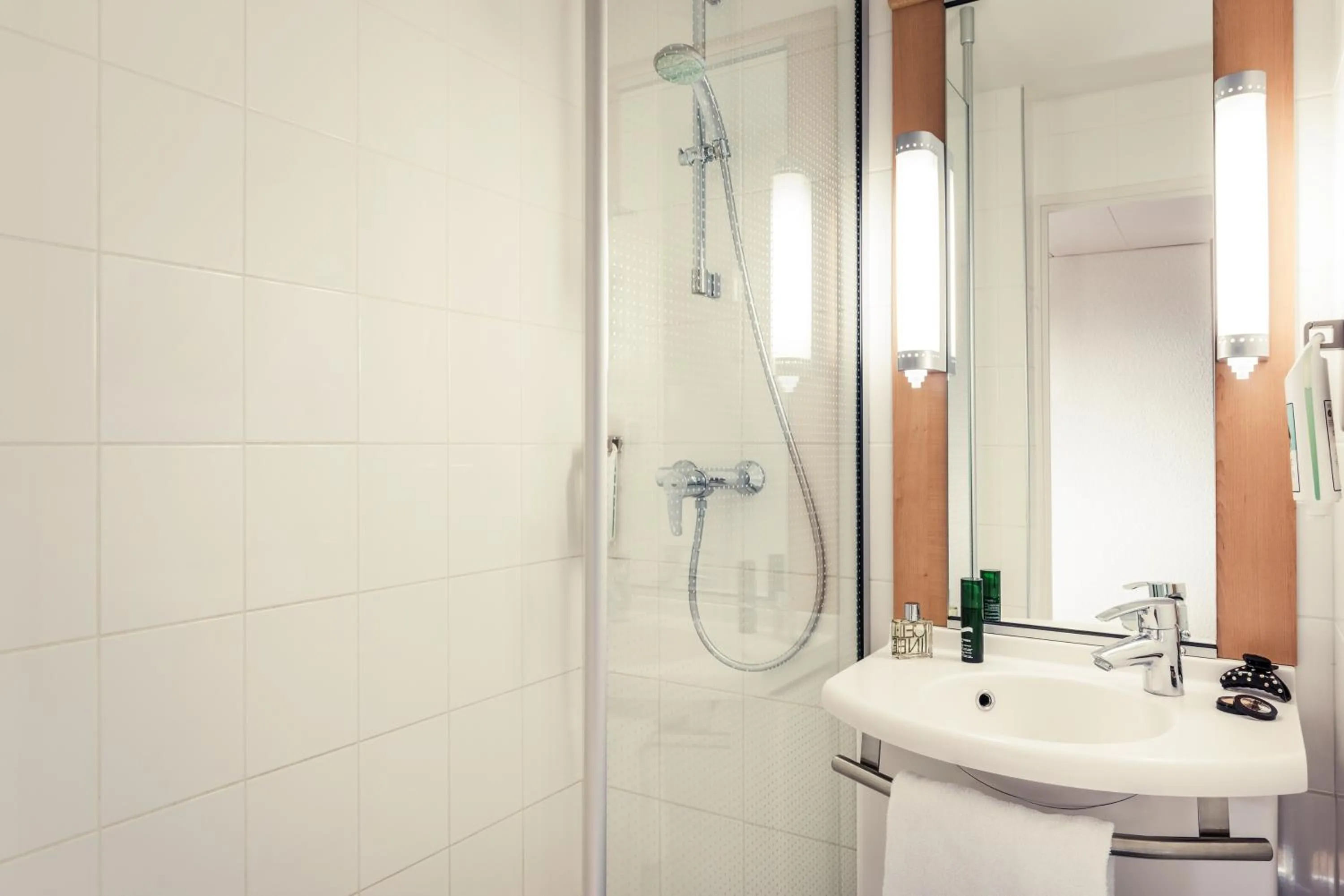 Shower in ibis Epinay sur Seine - Gennevilliers