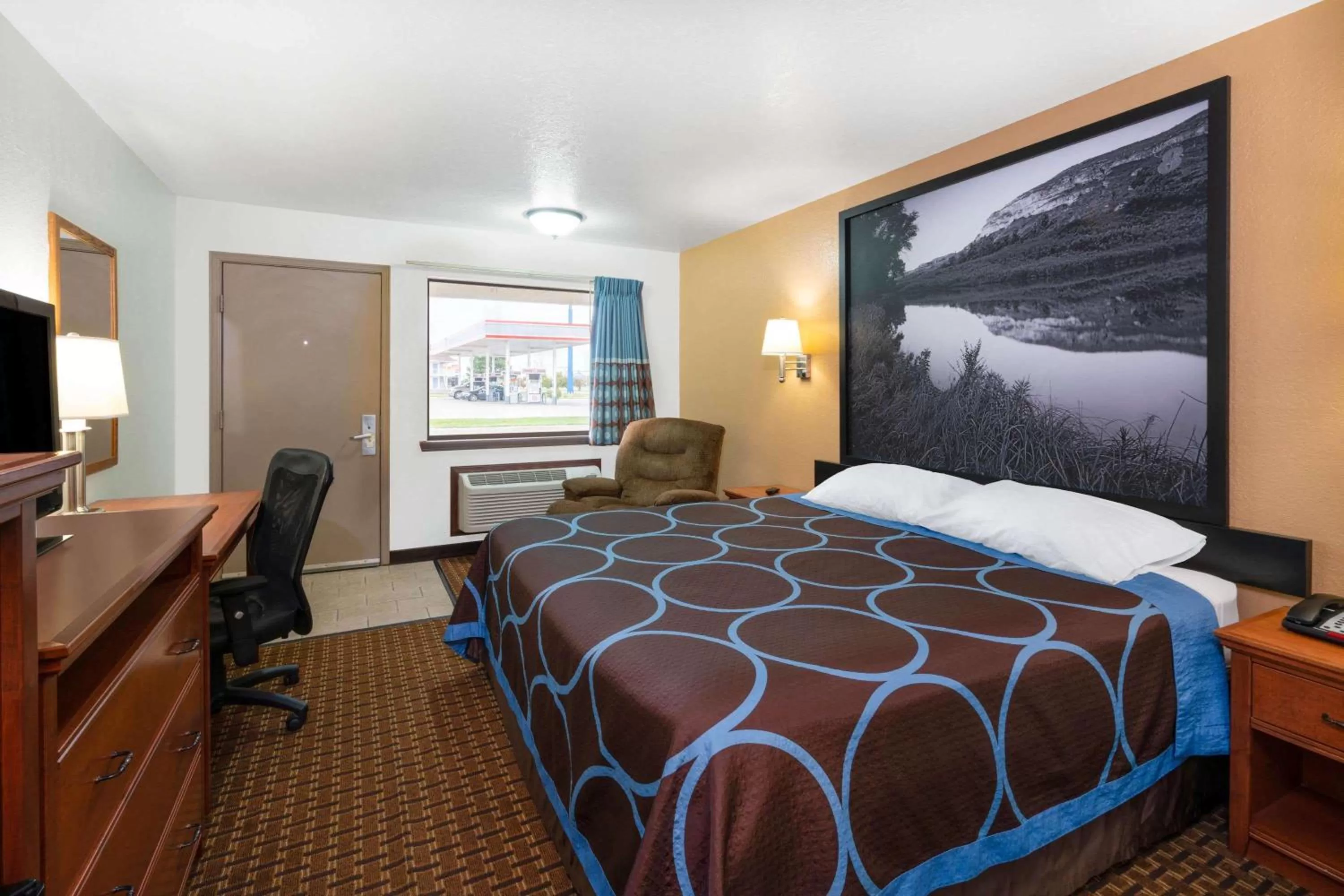 Photo of the whole room, Bed in Super 8 by Wyndham Goodland
