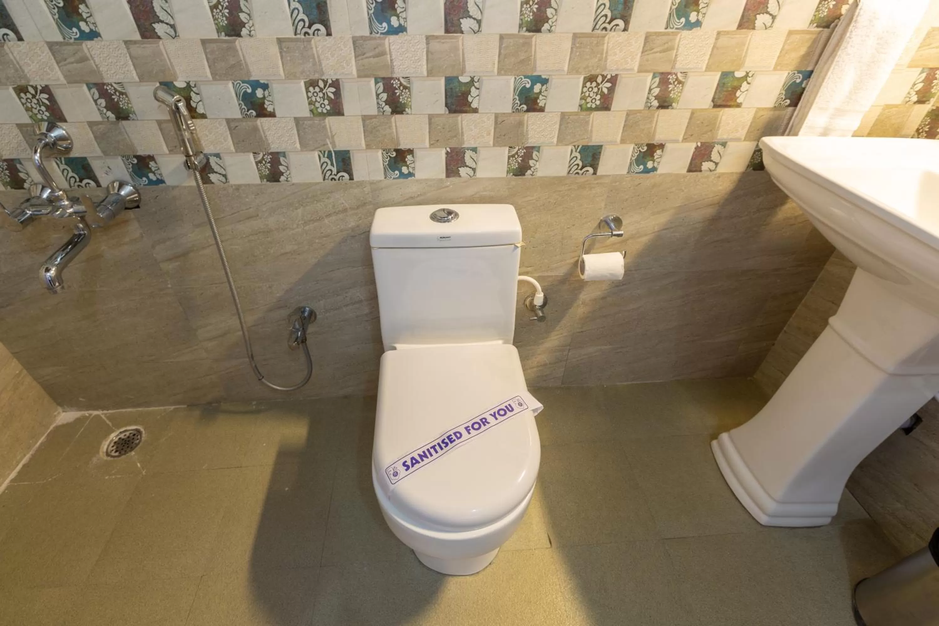 Shower in KSTDC Hotel Mayura Velapuri Belur