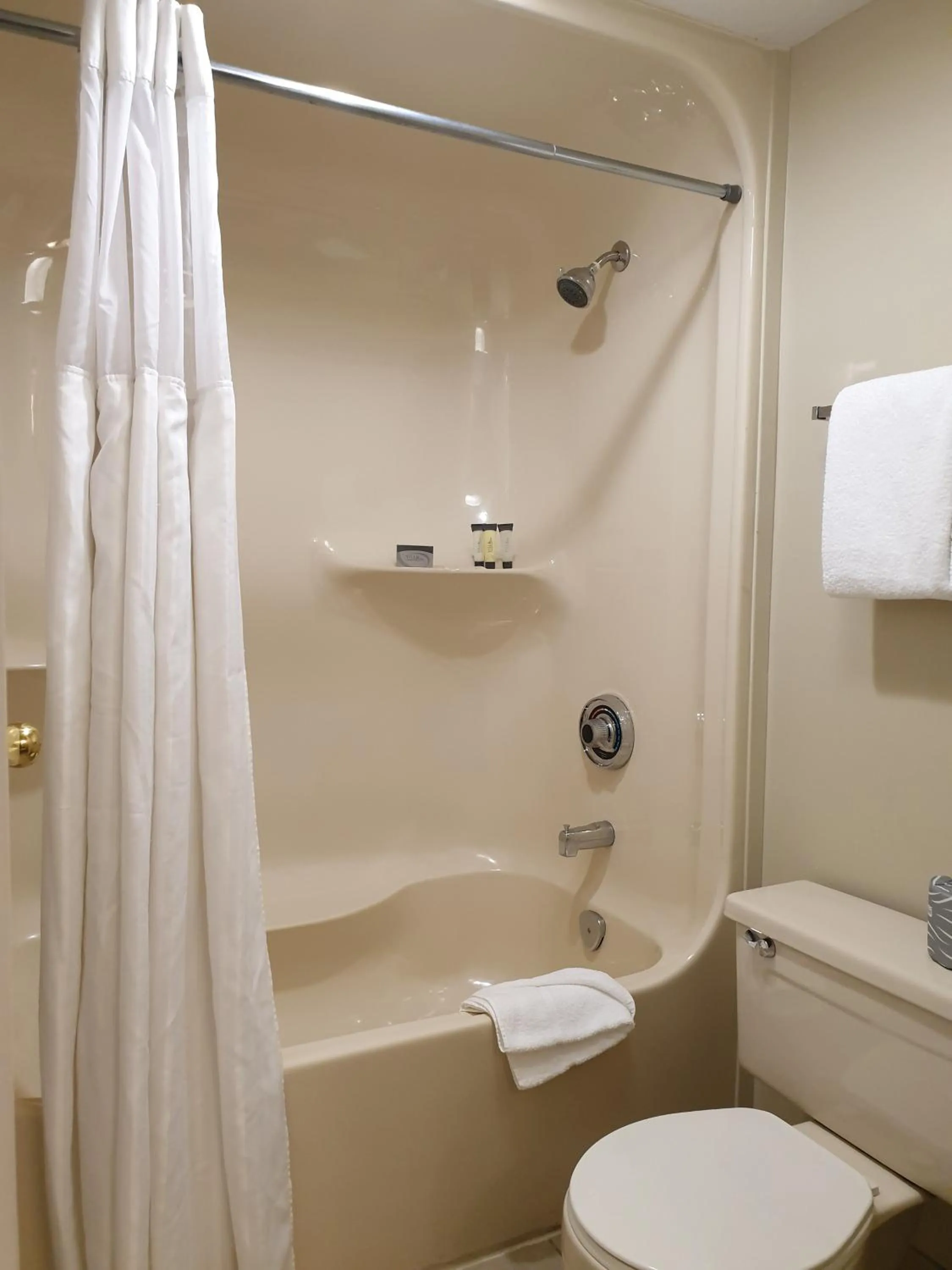 Queen Suite with Kitchenette in Riverland Inn & Suites