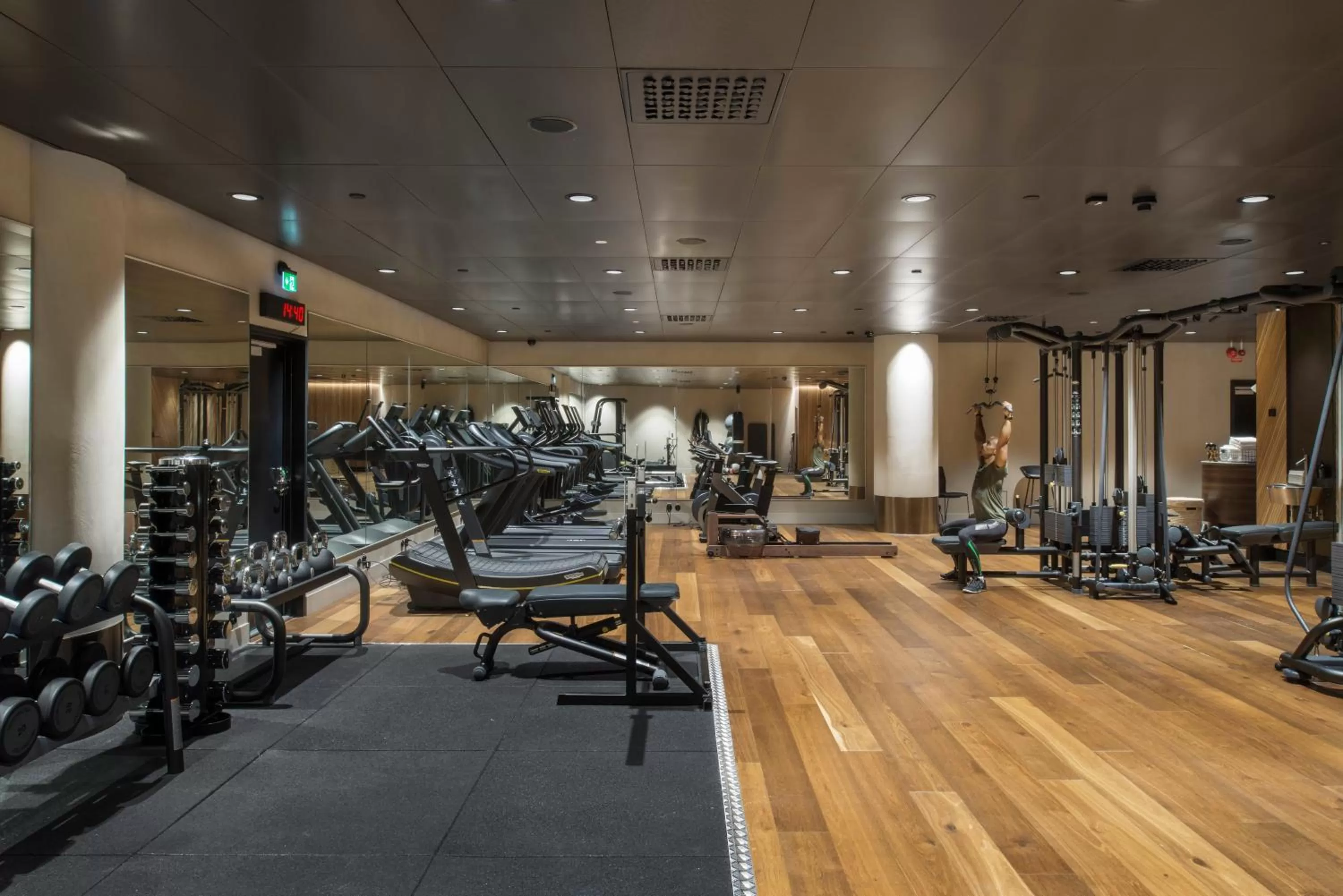 Fitness centre/facilities in At Six
