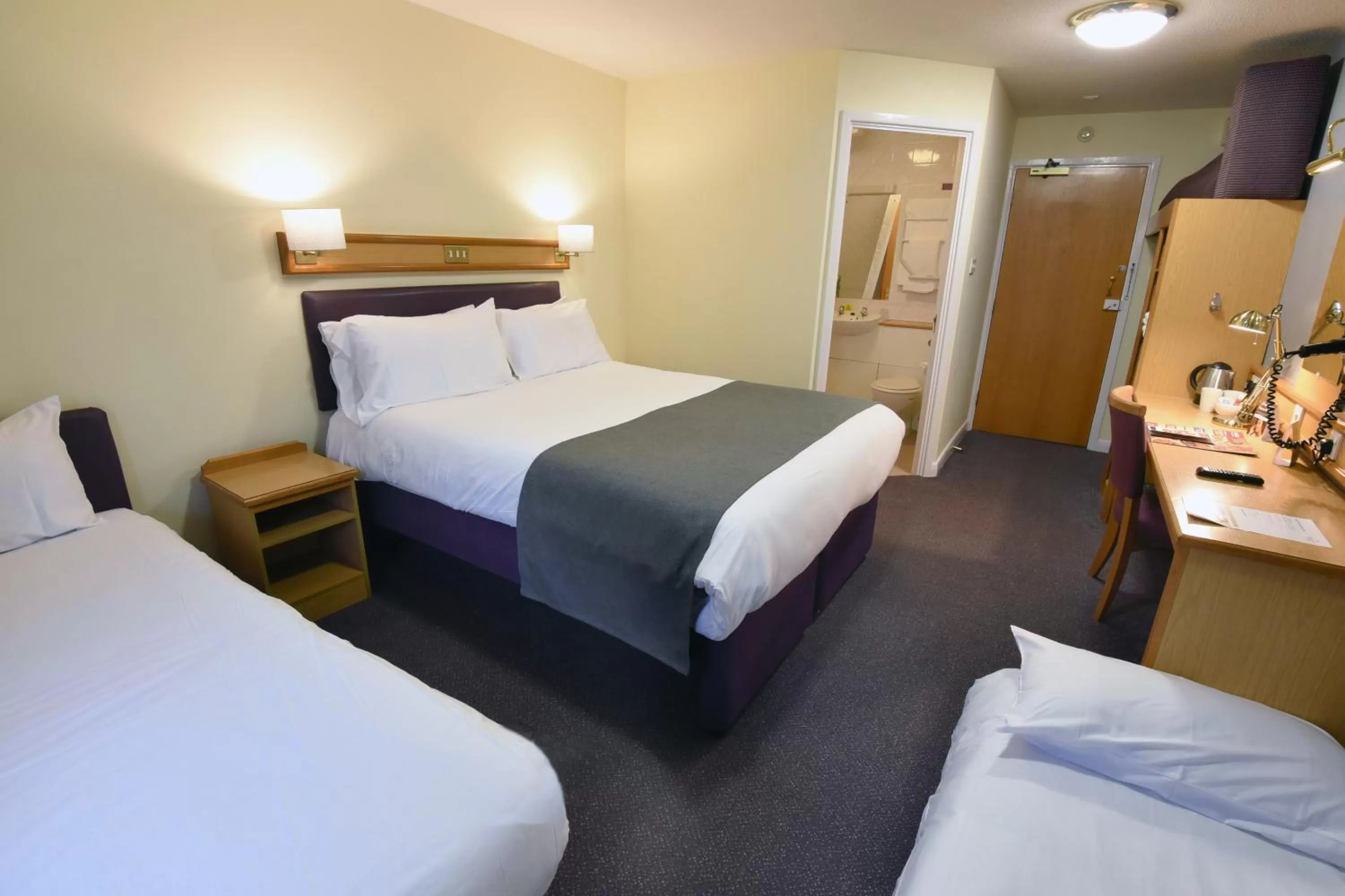 Photo of the whole room, Bed in The Mount by Greene King Inns