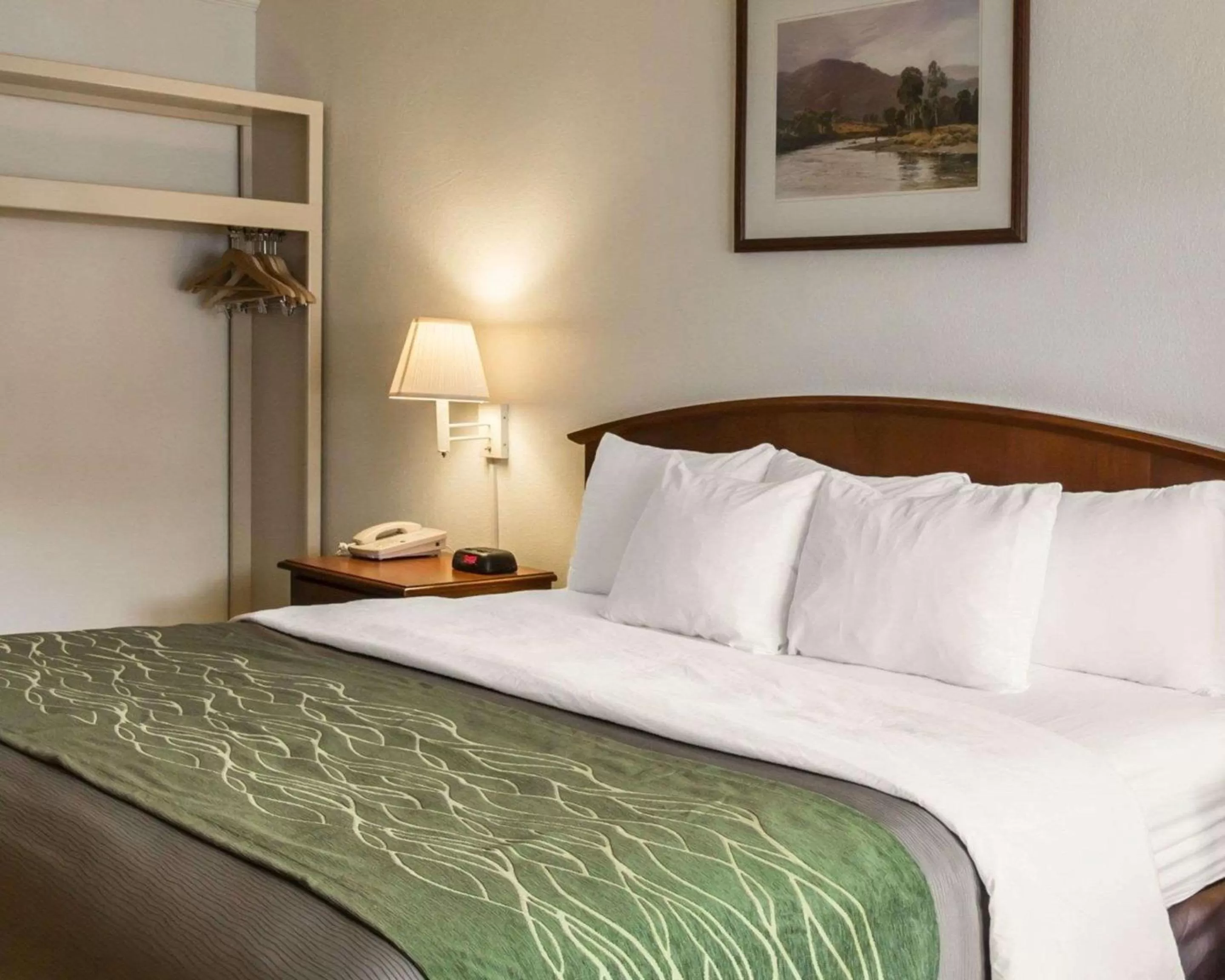 Photo of the whole room, Bed in Rodeway Inn & Suites Cherokee On the River