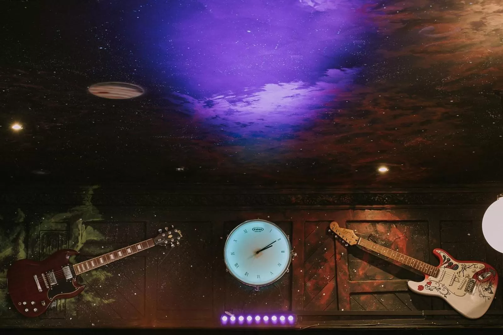 Lounge or bar in The Saddle Inn