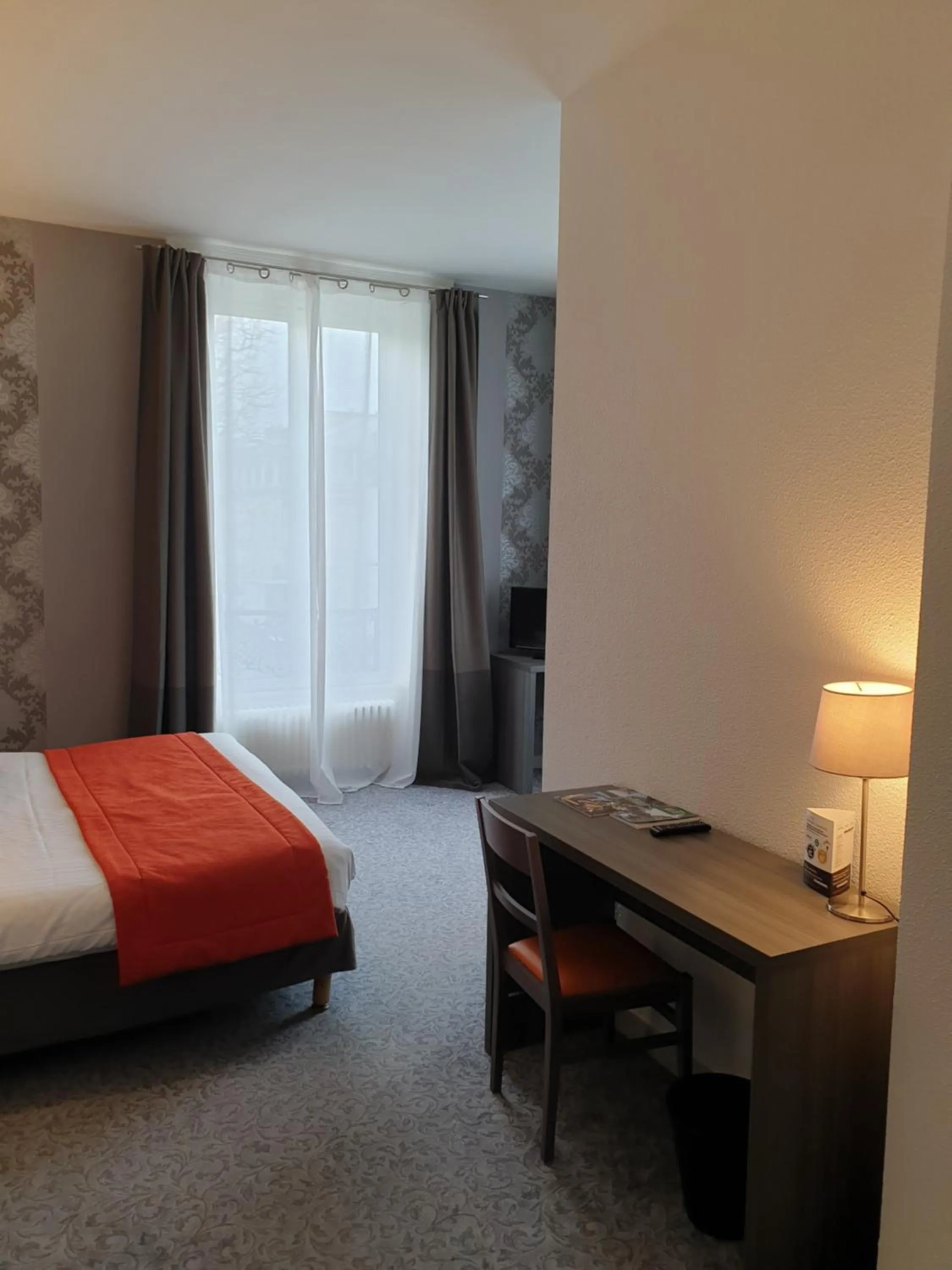 Photo of the whole room, Bed in Hôtel Le Rohan Charme et Caractère