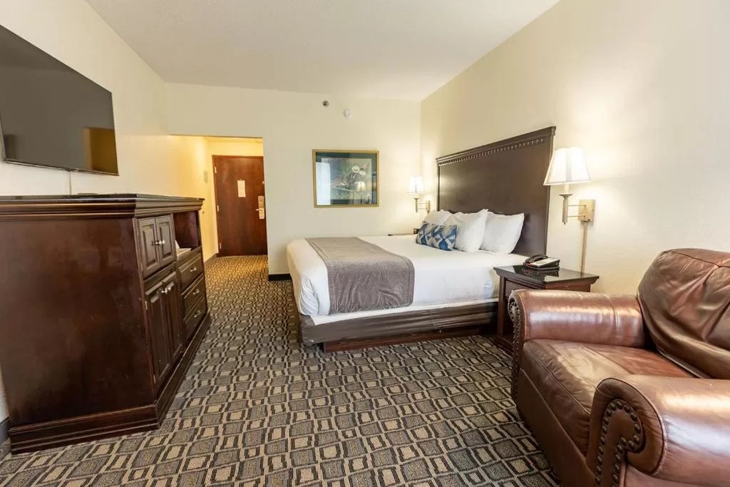 Bedroom, Bed in Savannah House Hotel