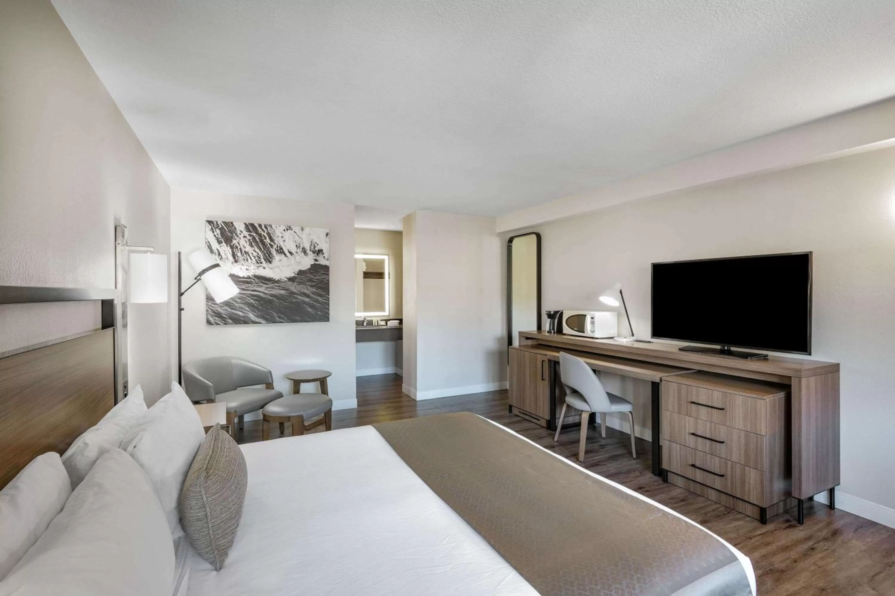 Photo of the whole room, Bed in Wyndham Garden San Diego