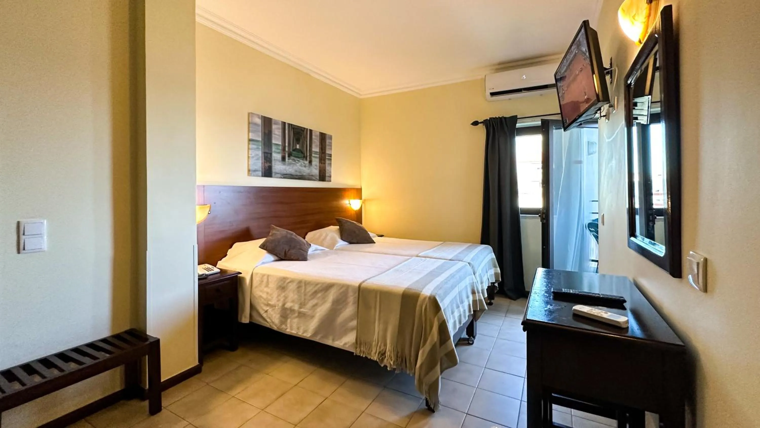 TV and multimedia, Bed in Hotel Avenida Praia