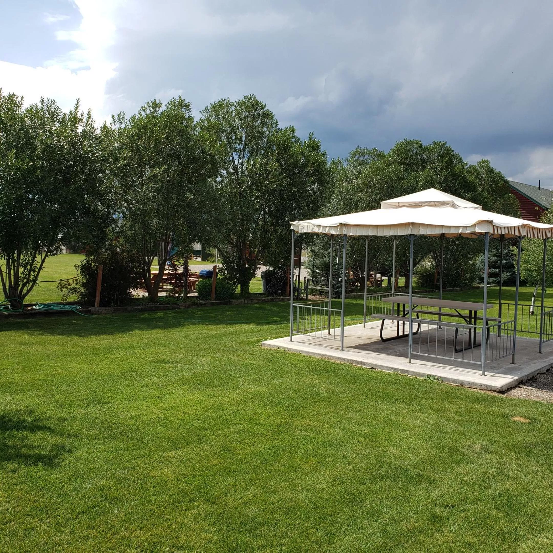 BBQ facilities in Wolf Den Log Cabin Motel and RV Park