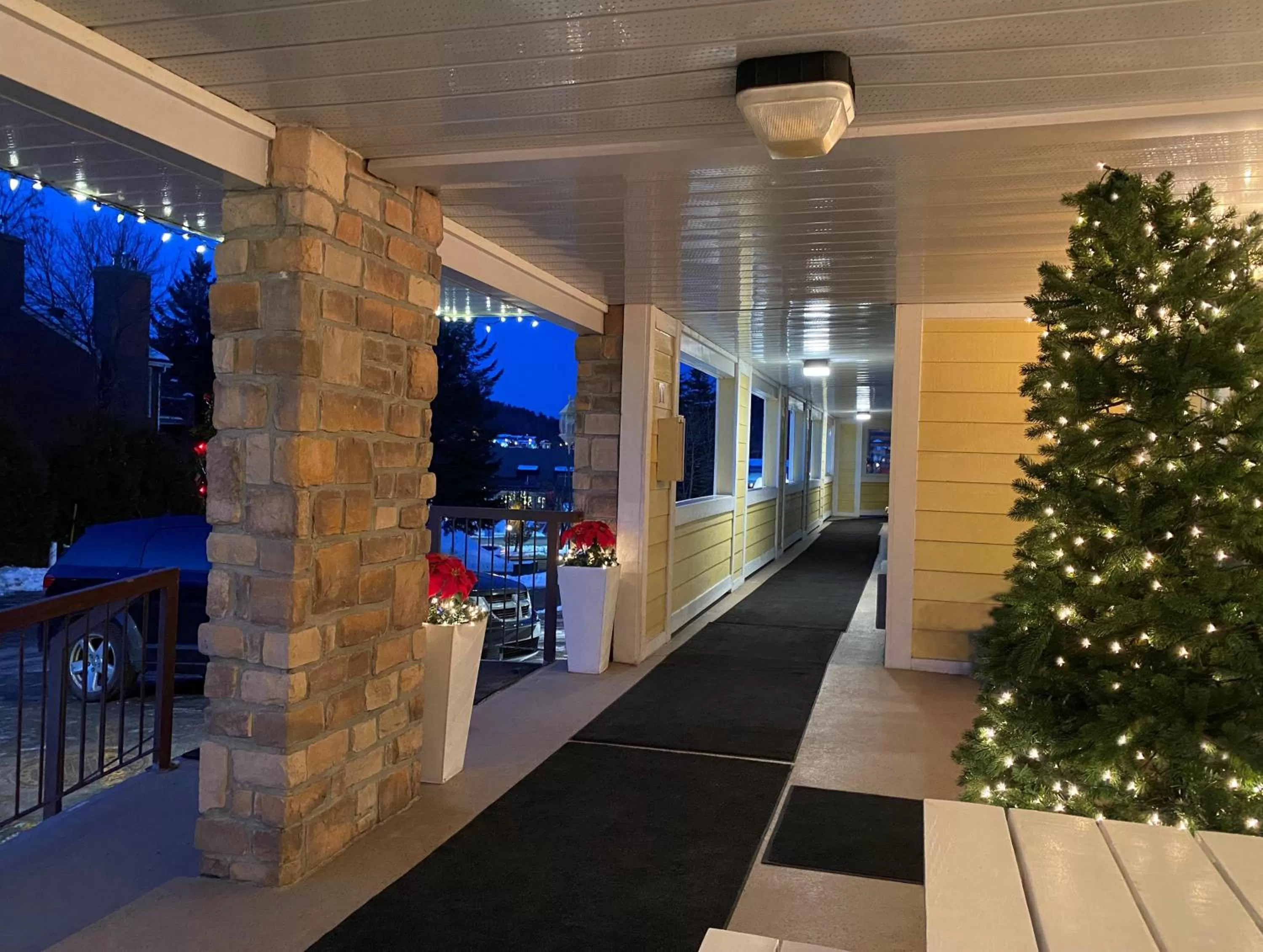 Facade/entrance in Hotel and Suites Les Laurentides