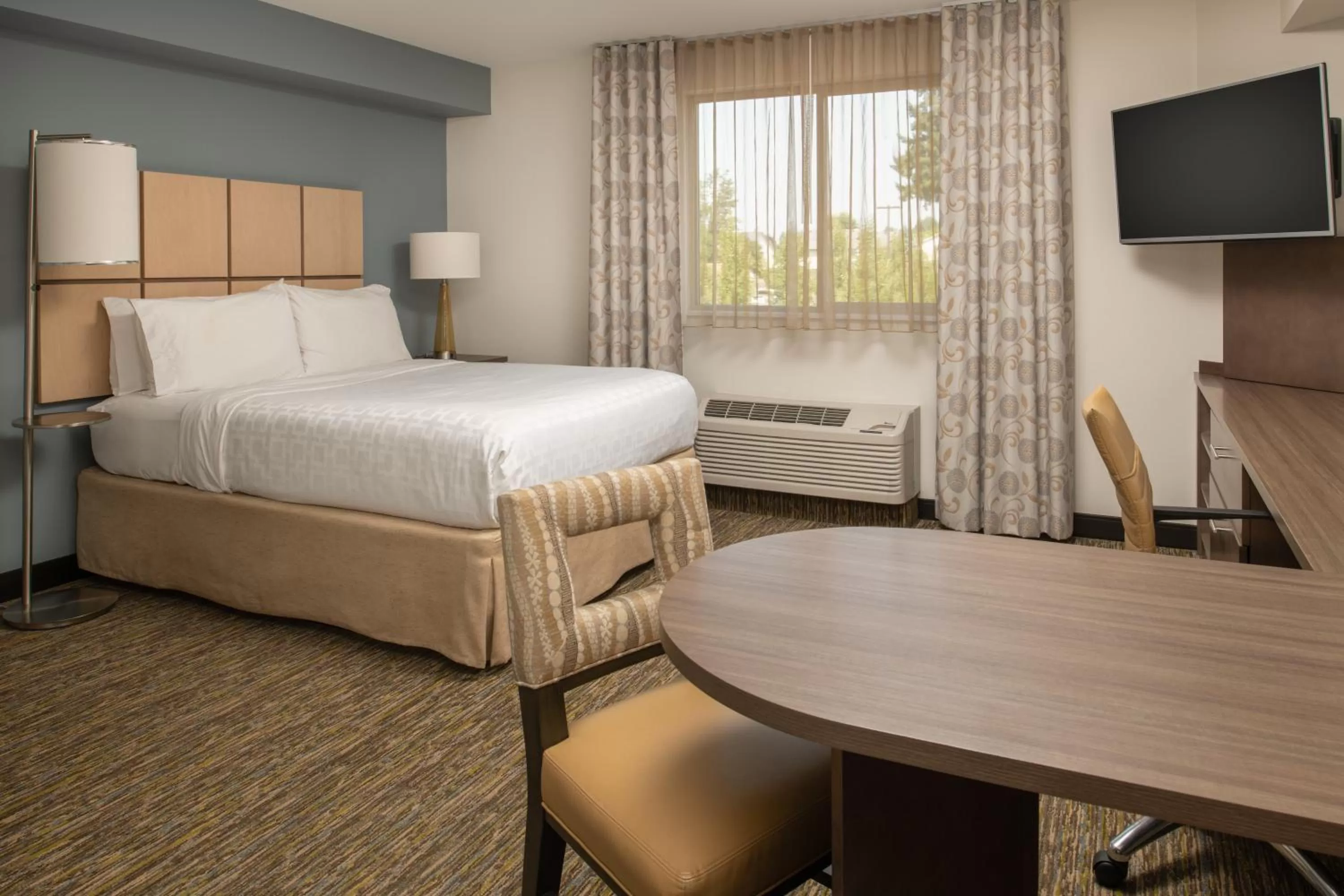 Photo of the whole room, Bed in Candlewood Suites Vancouver/Camas by IHG
