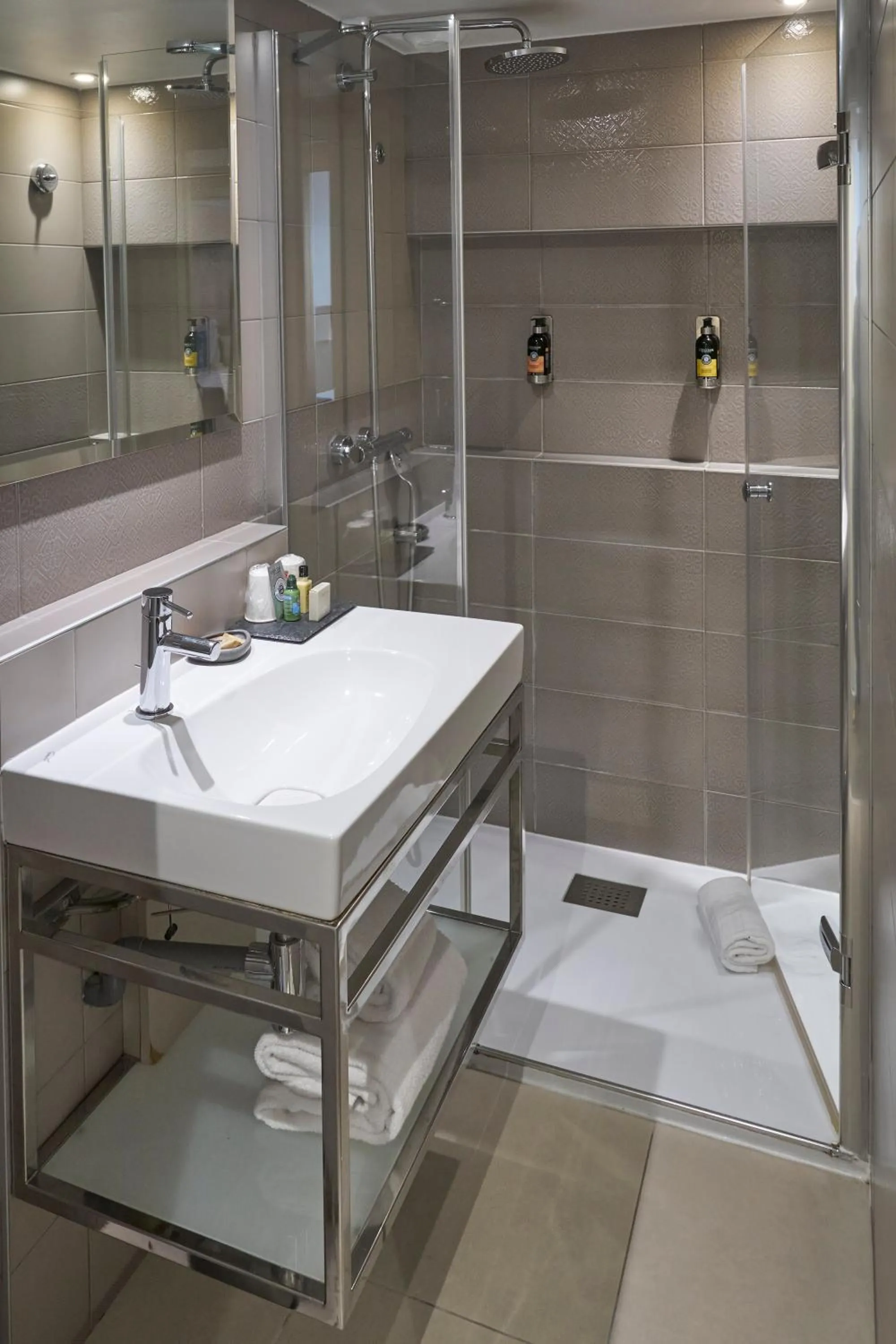 Bathroom in Hôtel Vic Eiffel