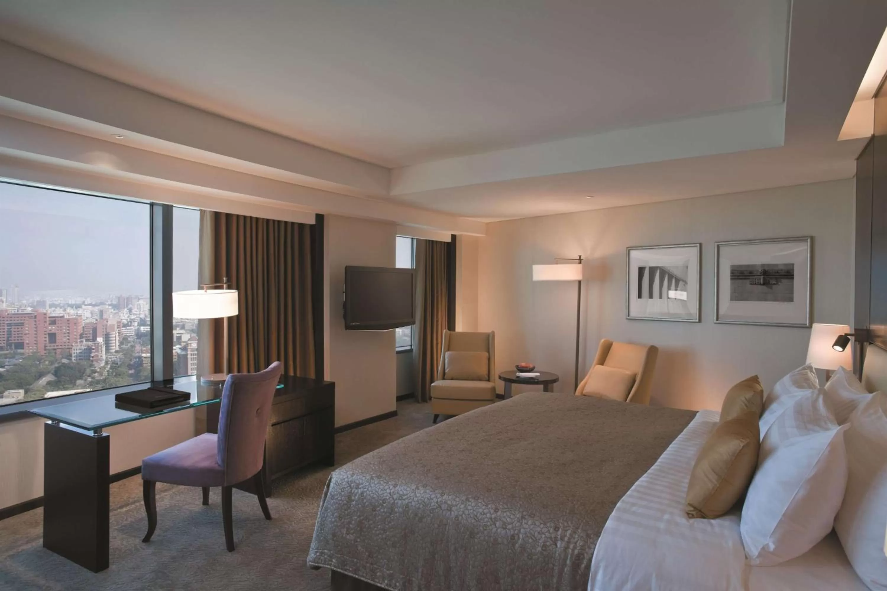 Photo of the whole room, Bed in Shangri-La Far Eastern Tainan