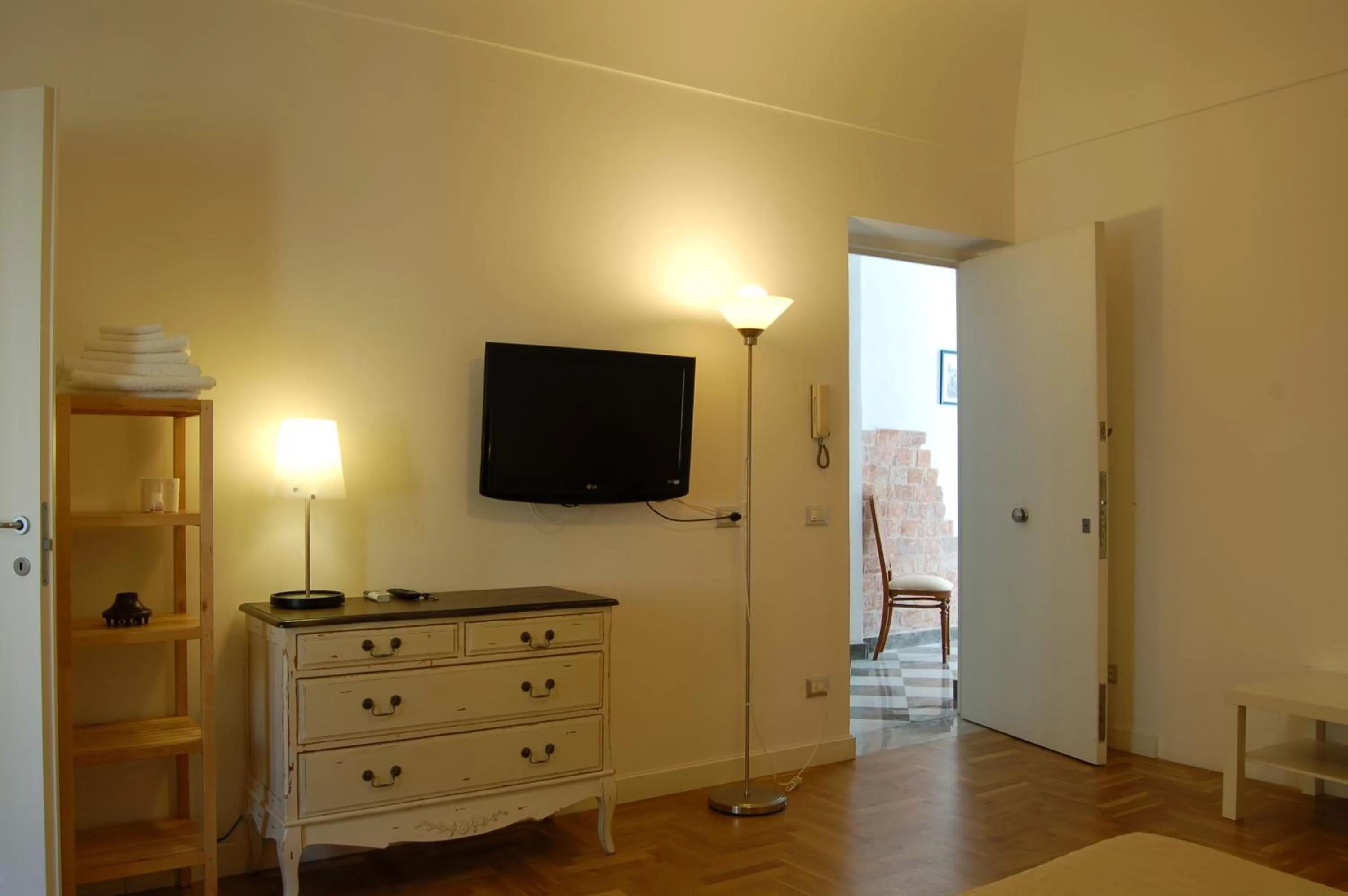 TV and multimedia, Bed in Federico Secondo B&B