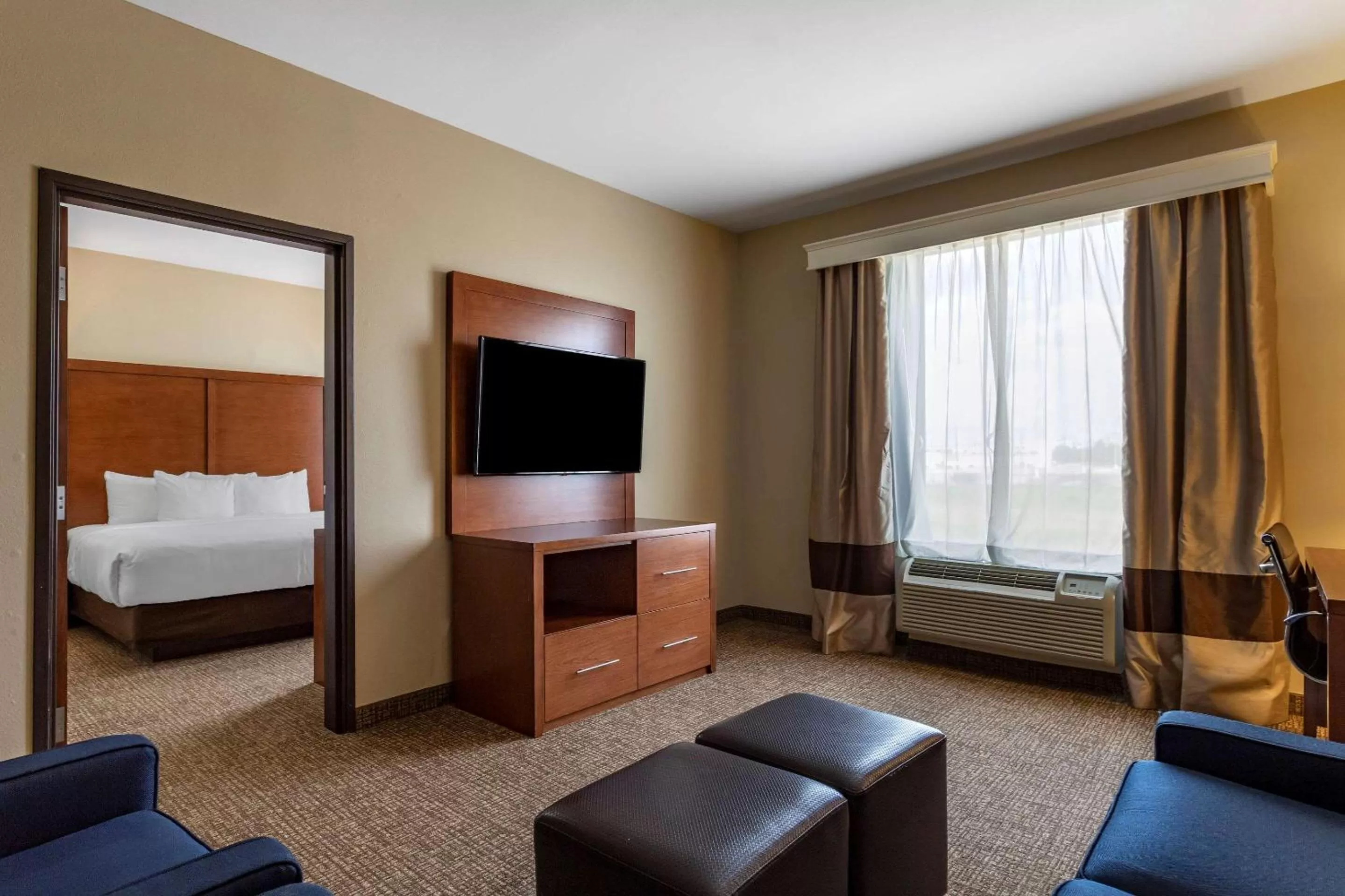 Bedroom, Bed in Comfort Suites Houston near Medical Center- NRG Stadium
