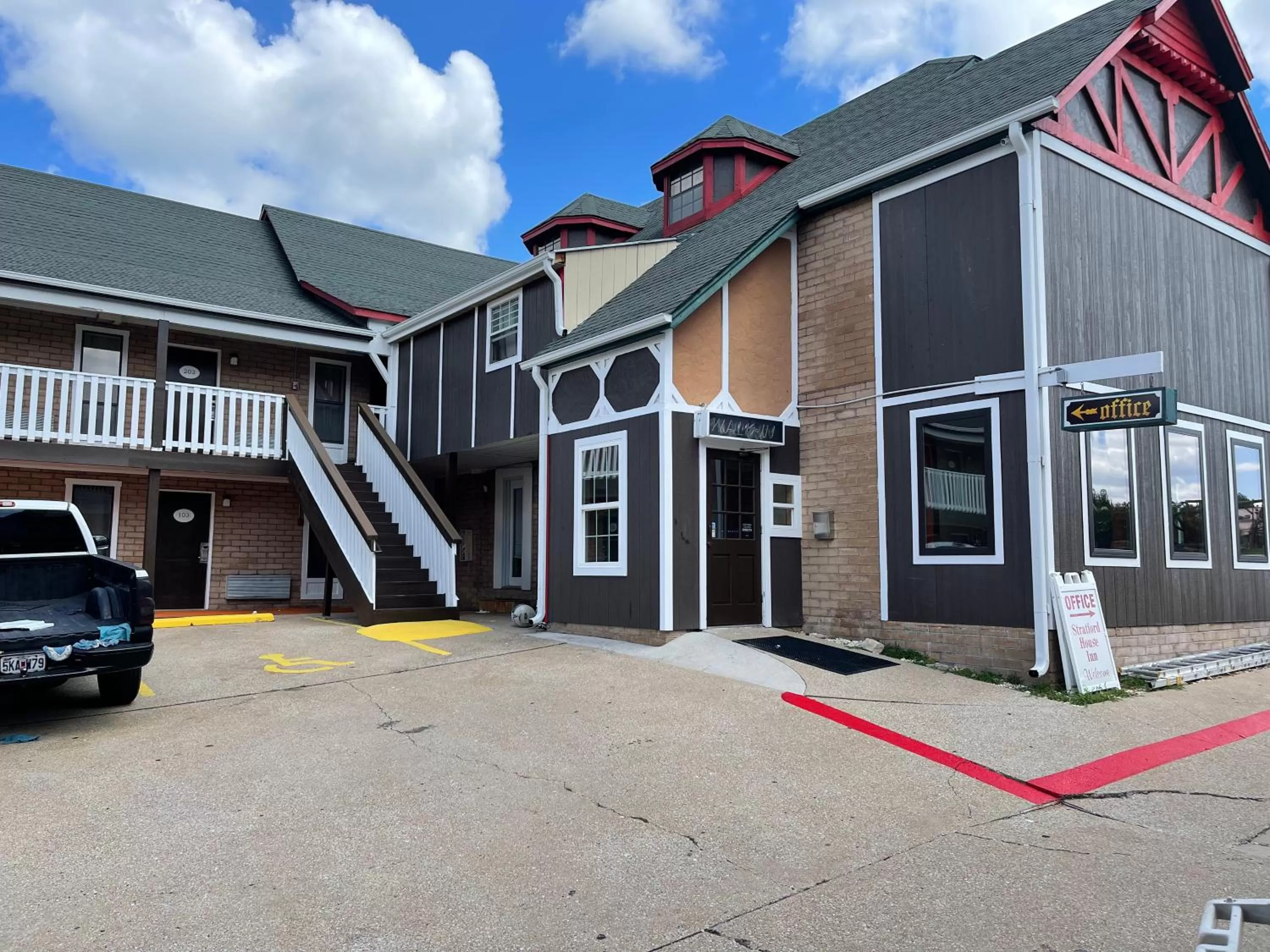 Property building in Stratford House Inn