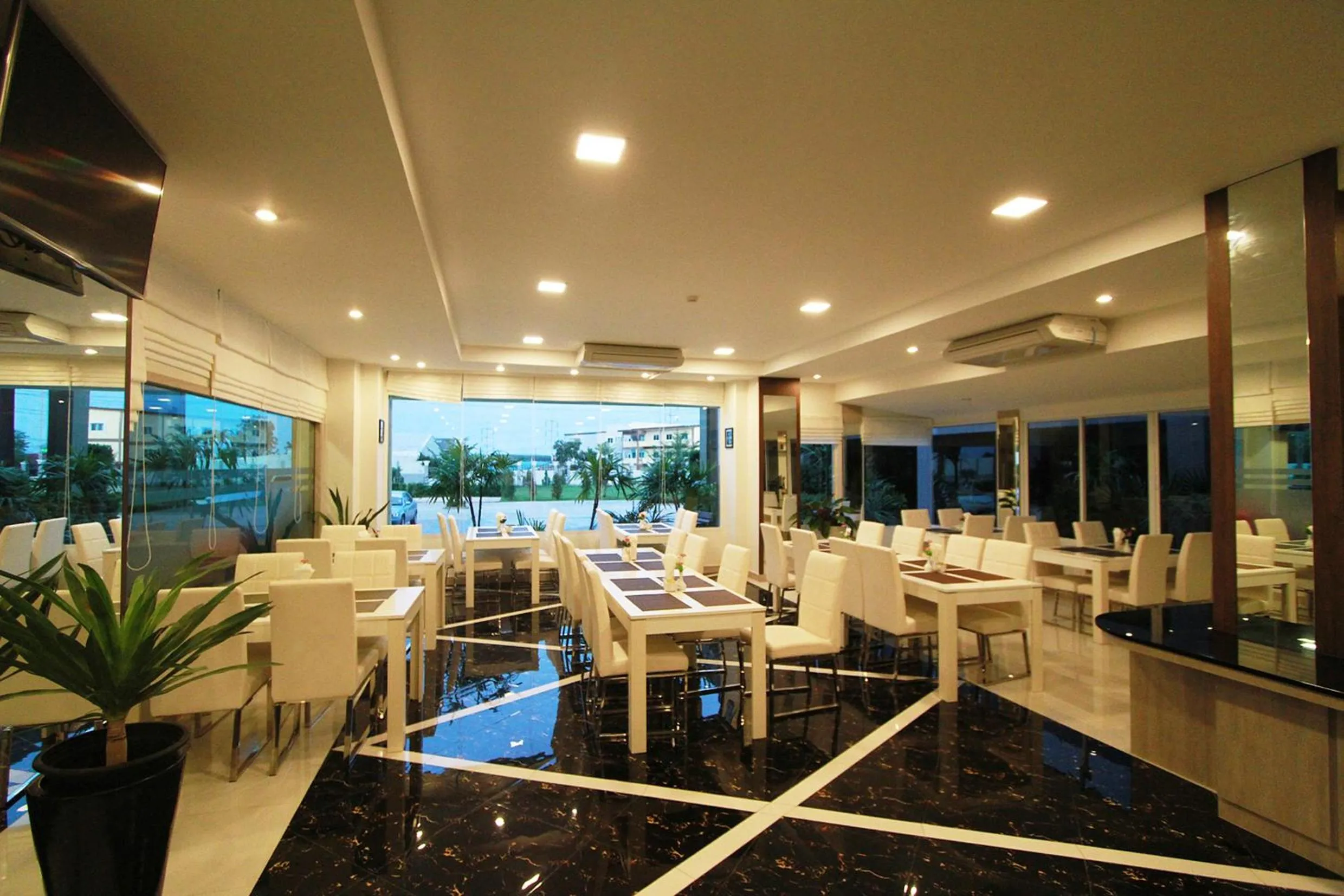 Restaurant/places to eat in The Contrast i Hotel