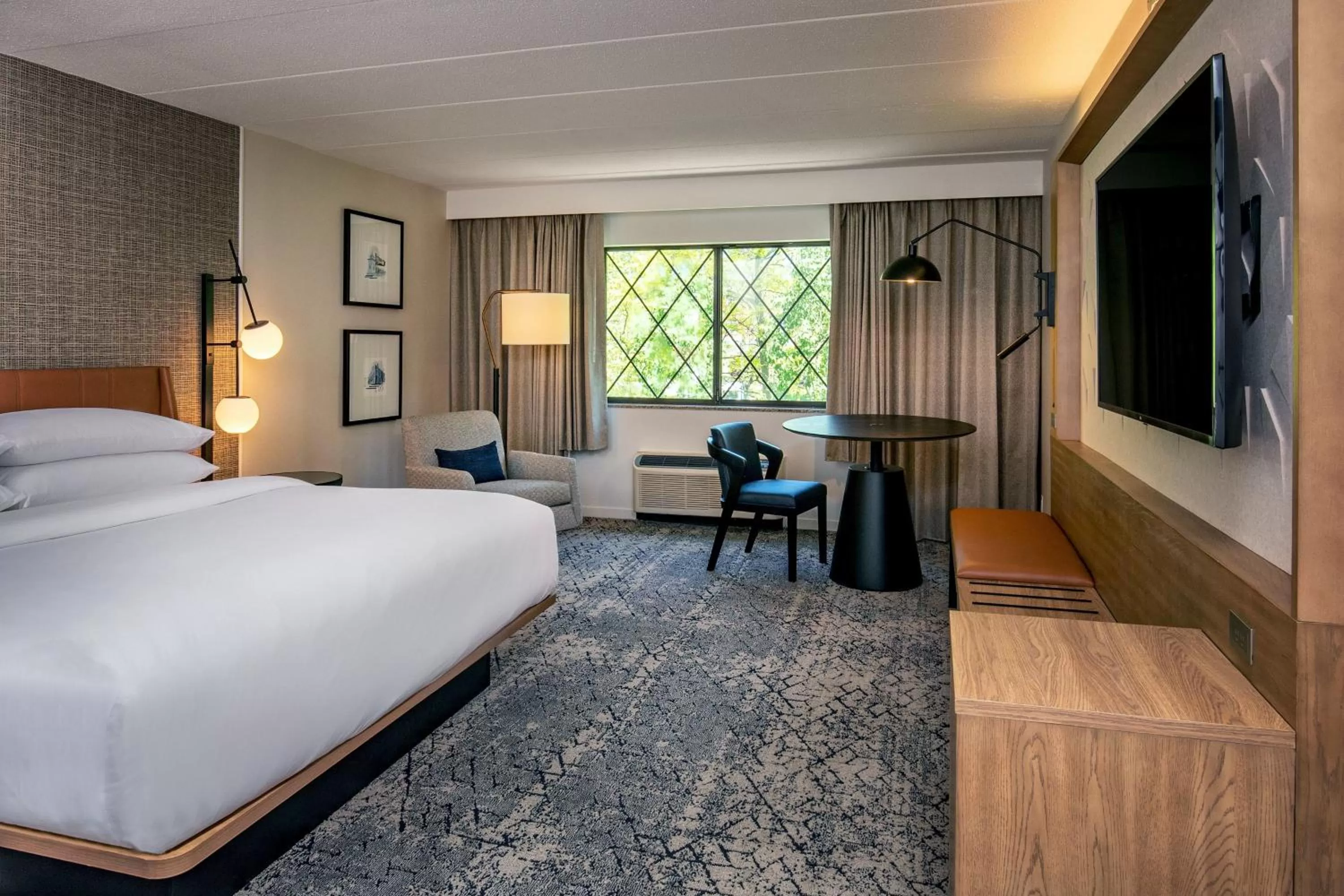 Photo of the whole room, Bed in Sheraton Nashua