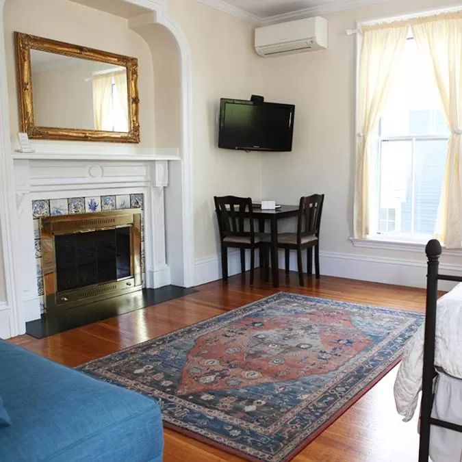 Living room, TV/Entertainment Center in The Salem Inn