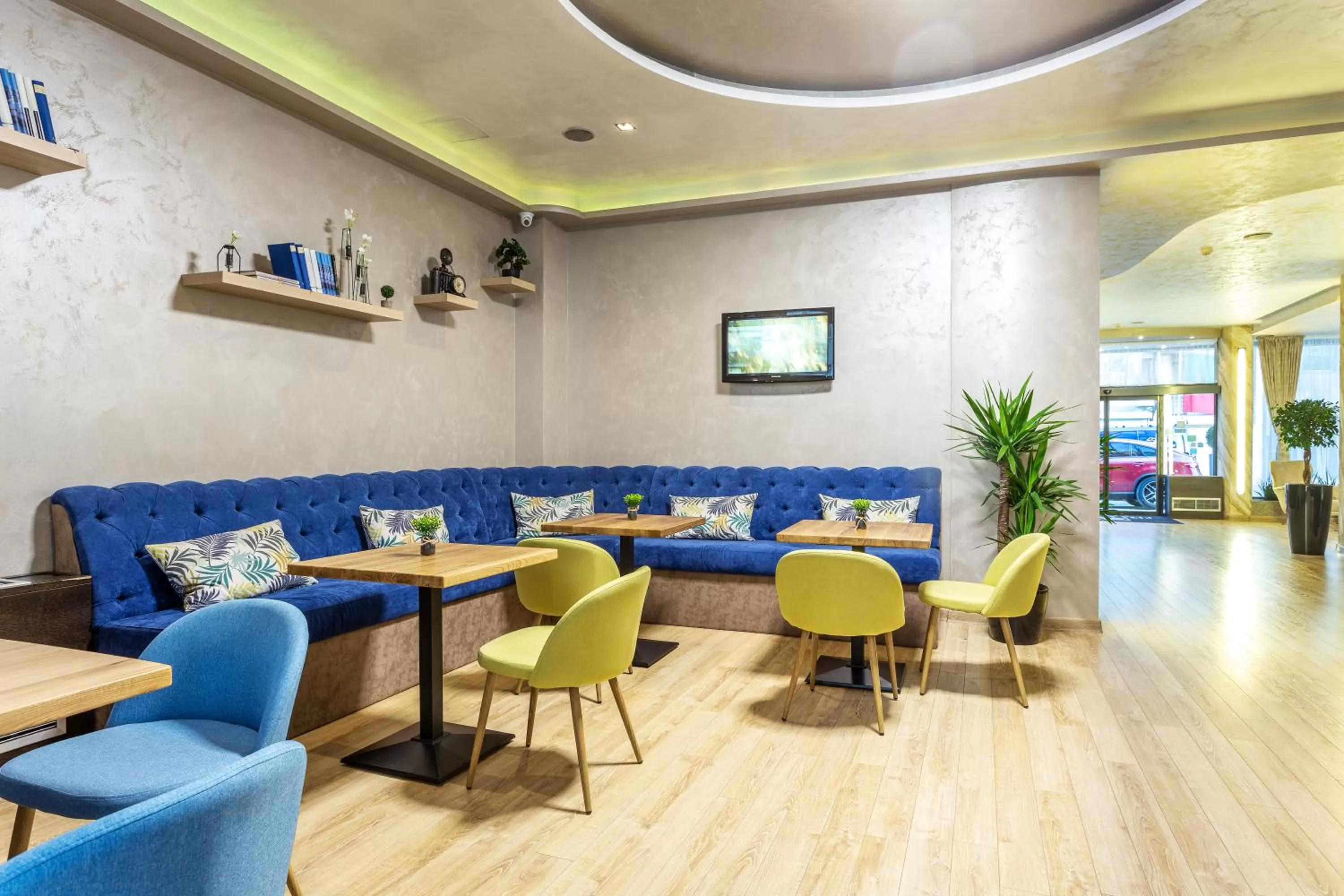 Lounge or bar in City Avenue Hotel by HMG-Free Parking-Free Wi-Fi