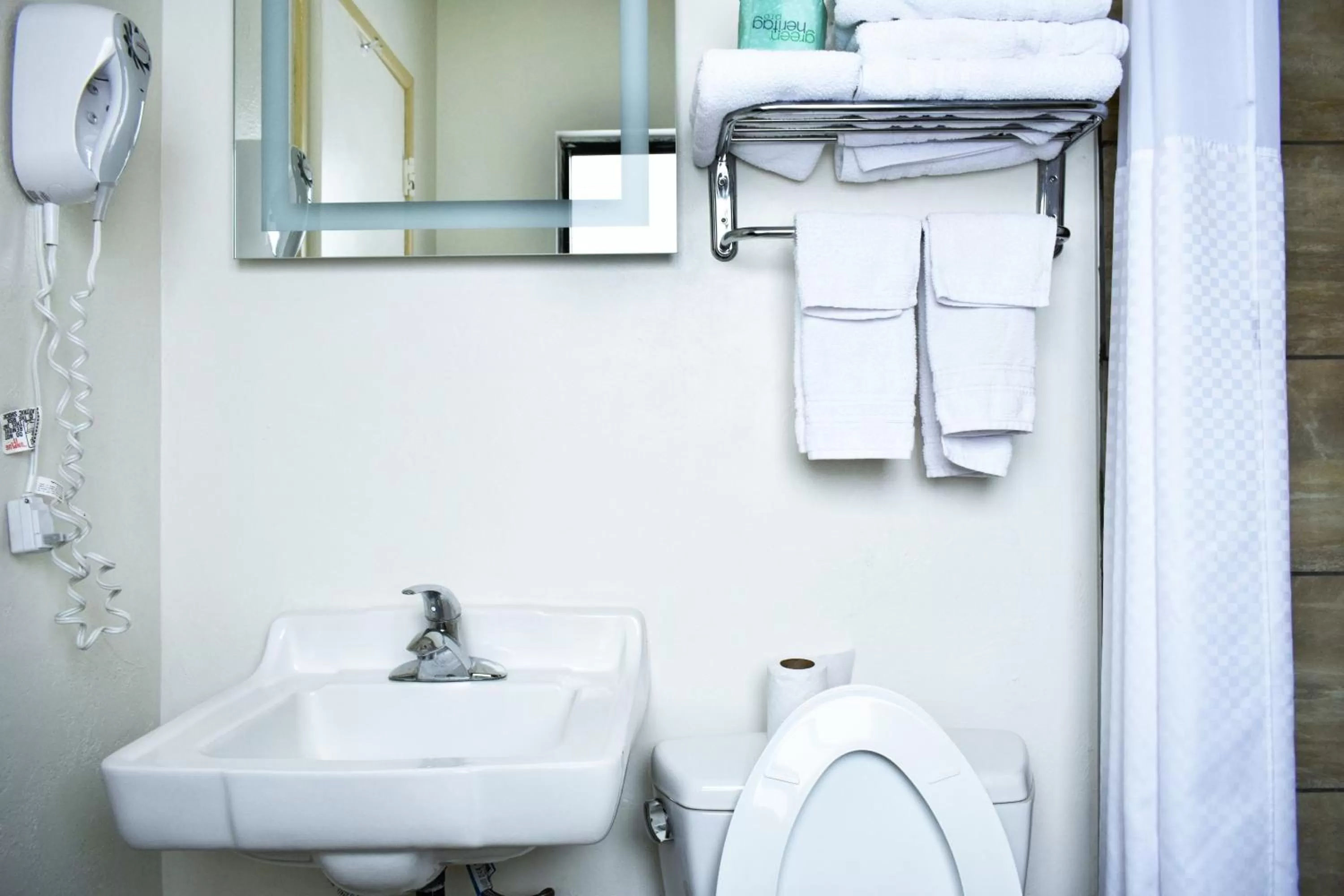 Toilet in Knights Inn Page