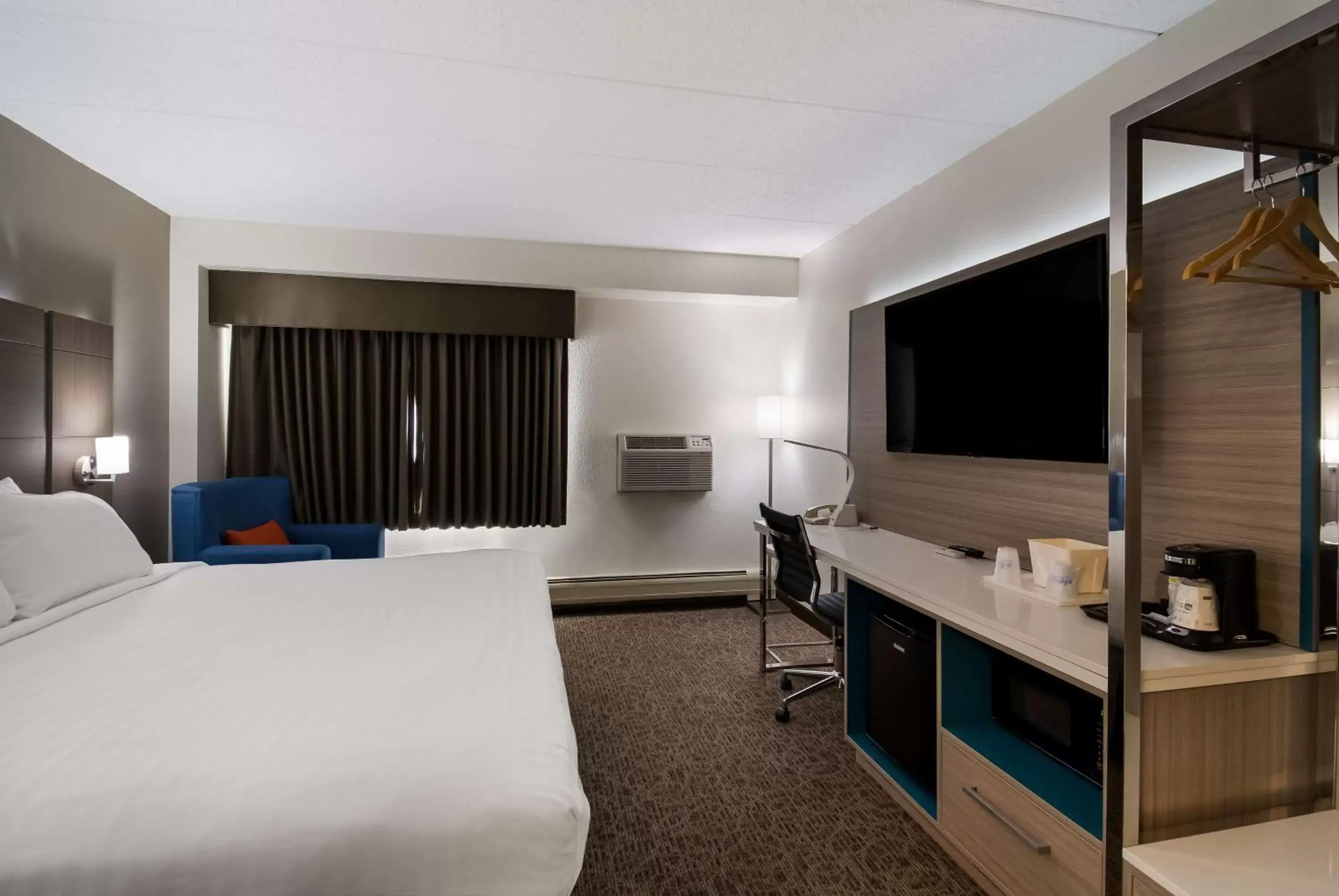 Room with One Double Bed and One Single Bed and Roll-In Shower - Disability Access in Best Western Bemidji Room with One Double Bed and One Single Bed and Roll-In Shower - Disability Access in Best Western Bemidji