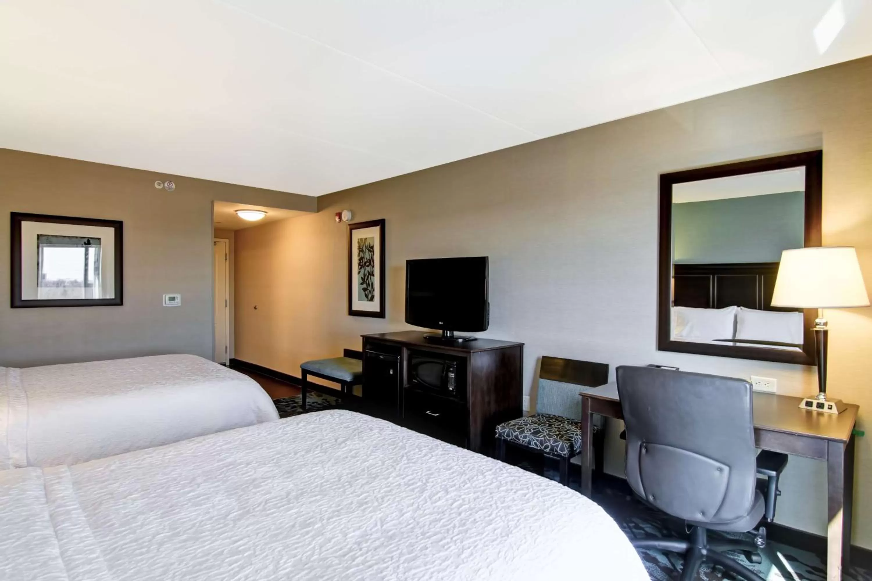 Bed in Hampton Inn by Hilton Toronto Airport Corporate Centre