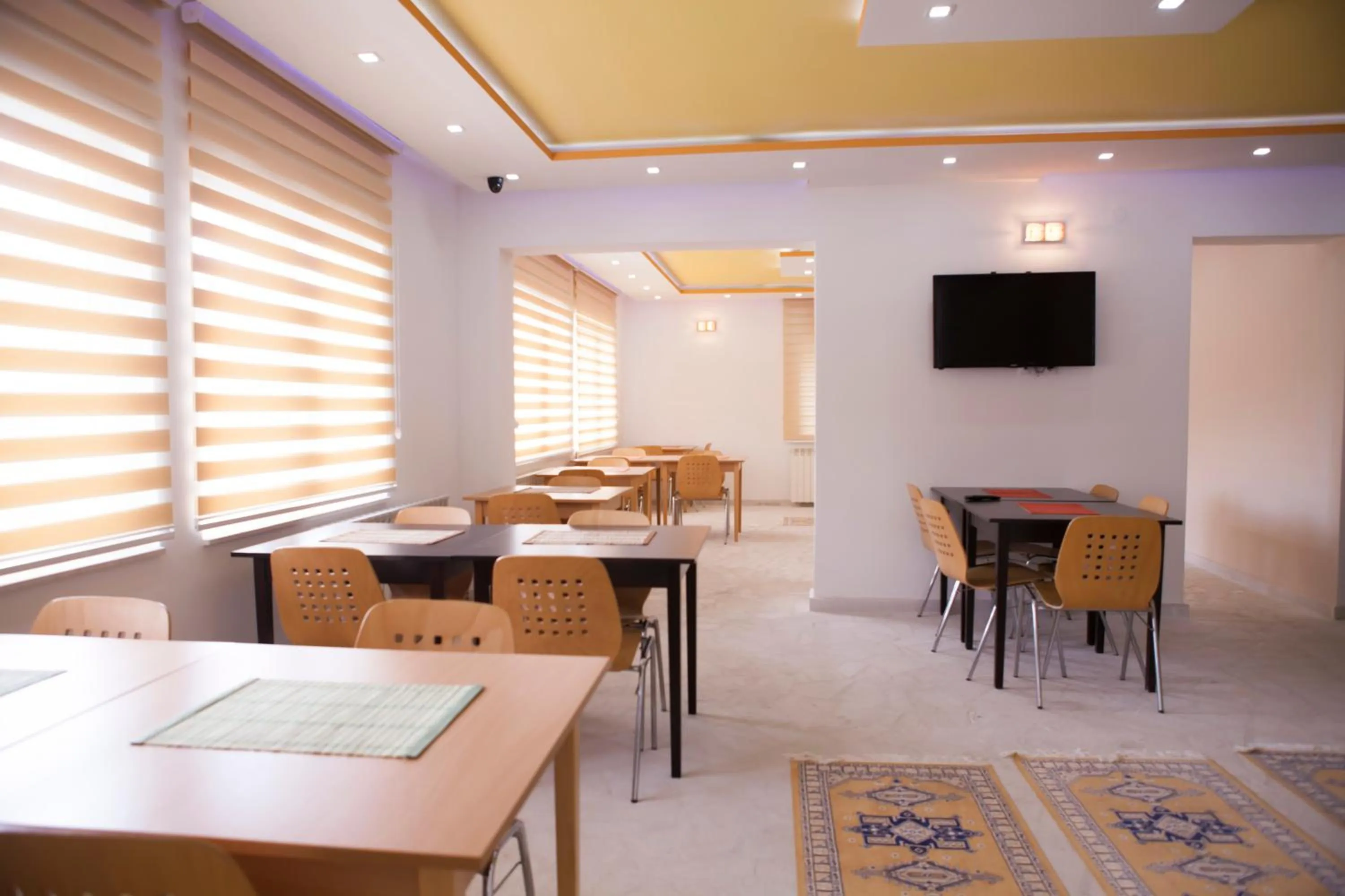 Restaurant/places to eat in Hotel Hayat Hills