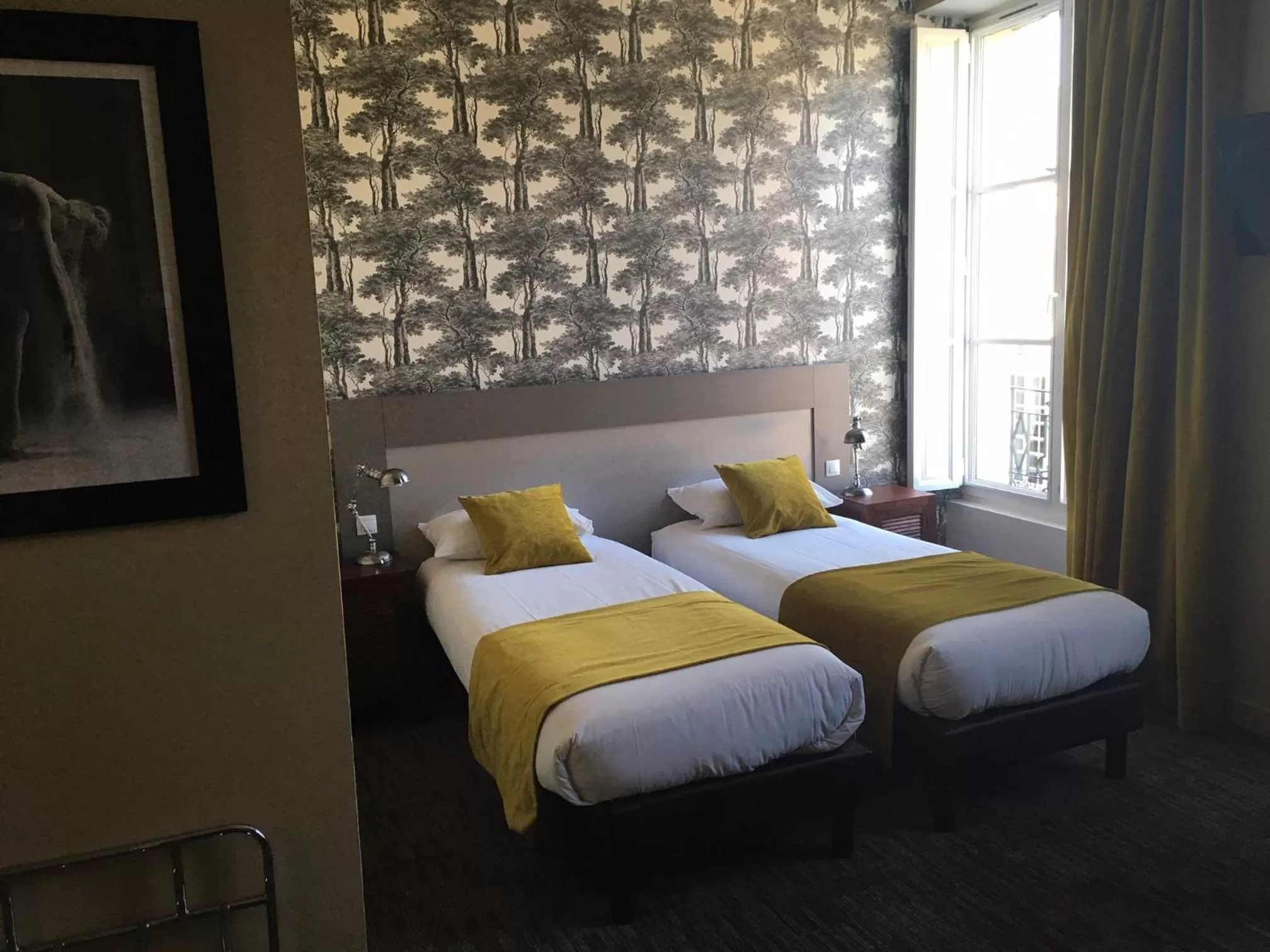 Bed in Logis Hôtel Le Vert Galant