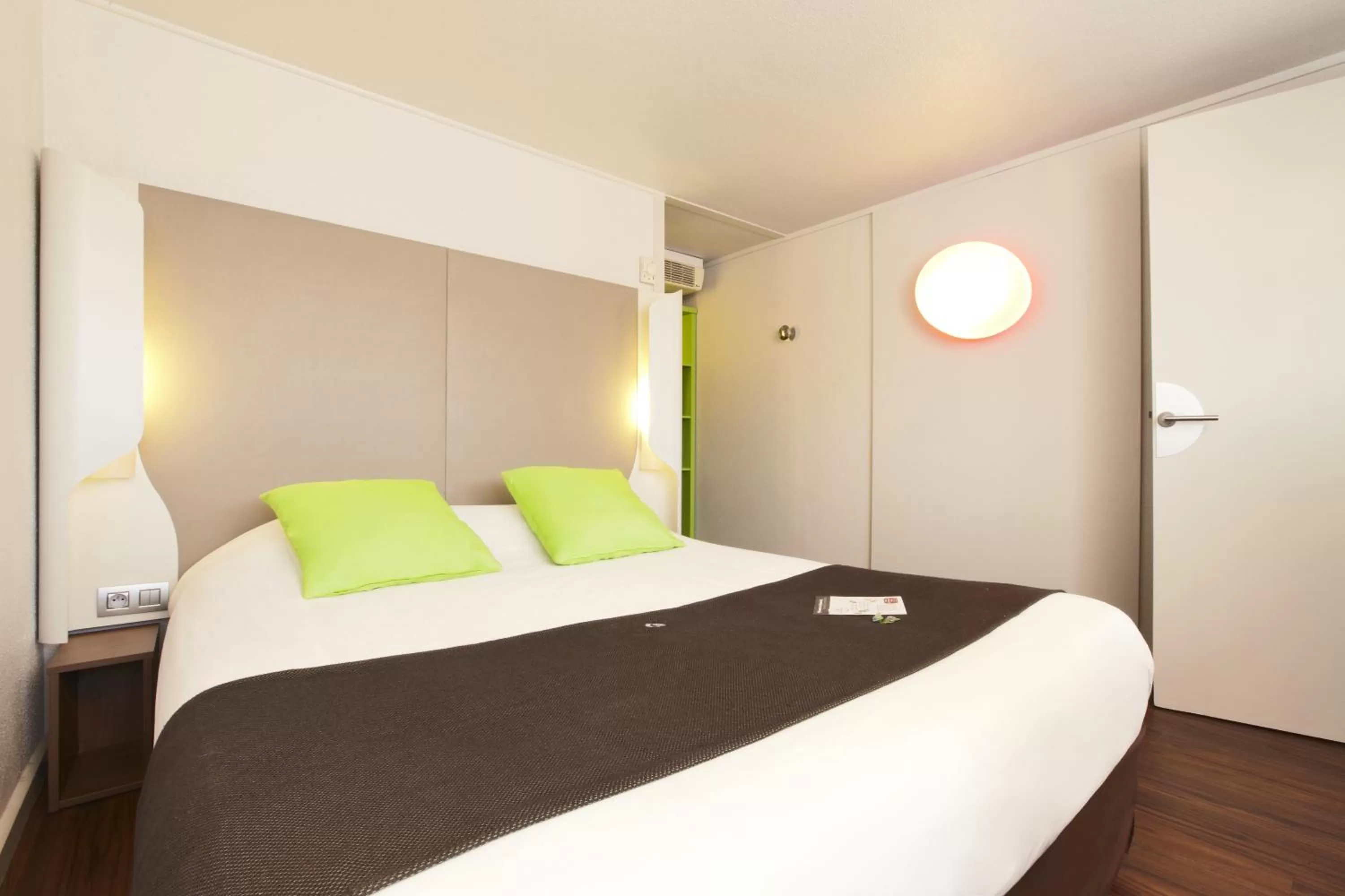 Bedroom, Bed in Campanile Béziers A9/A75