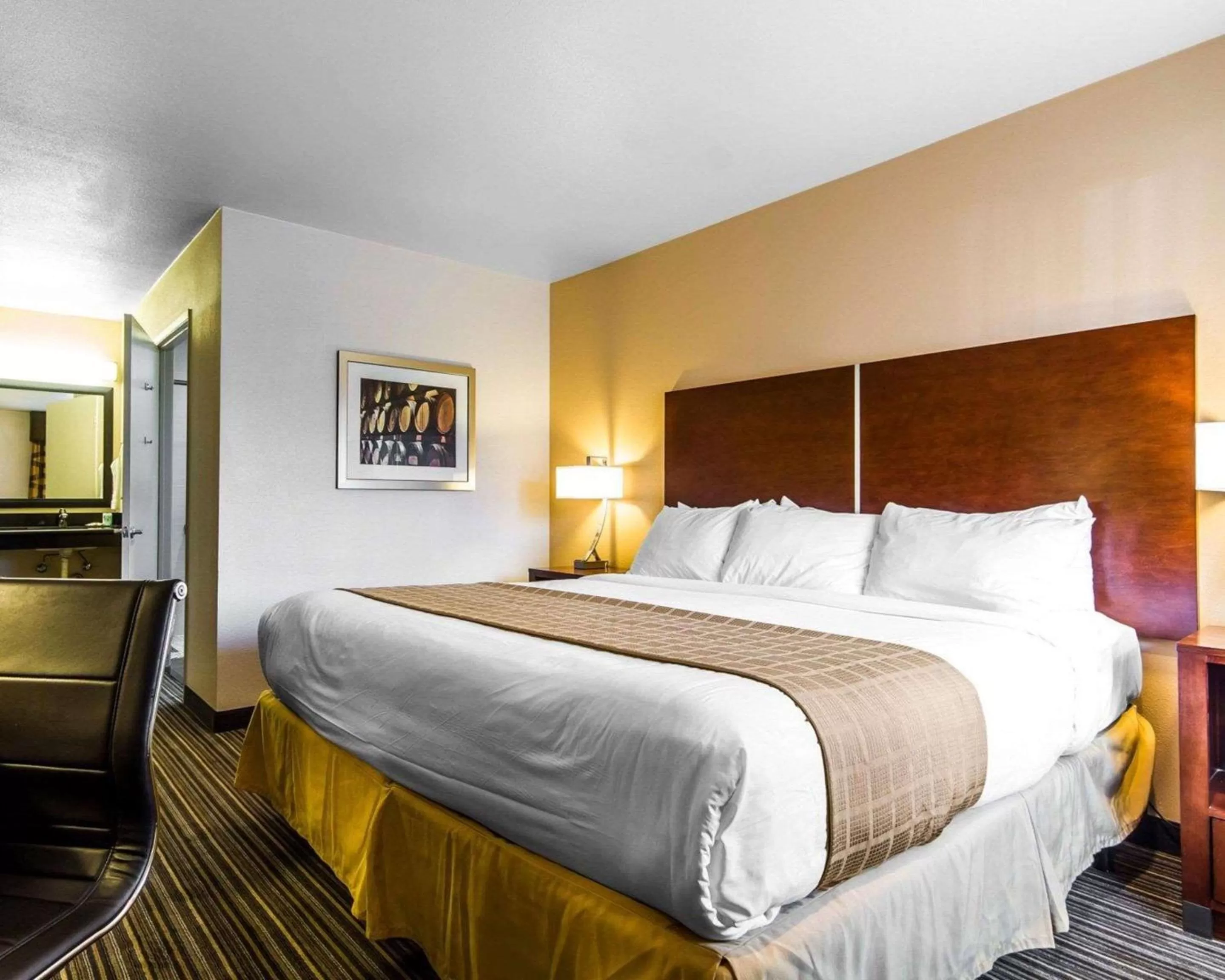 Photo of the whole room, Bed in Quality Inn Martinez