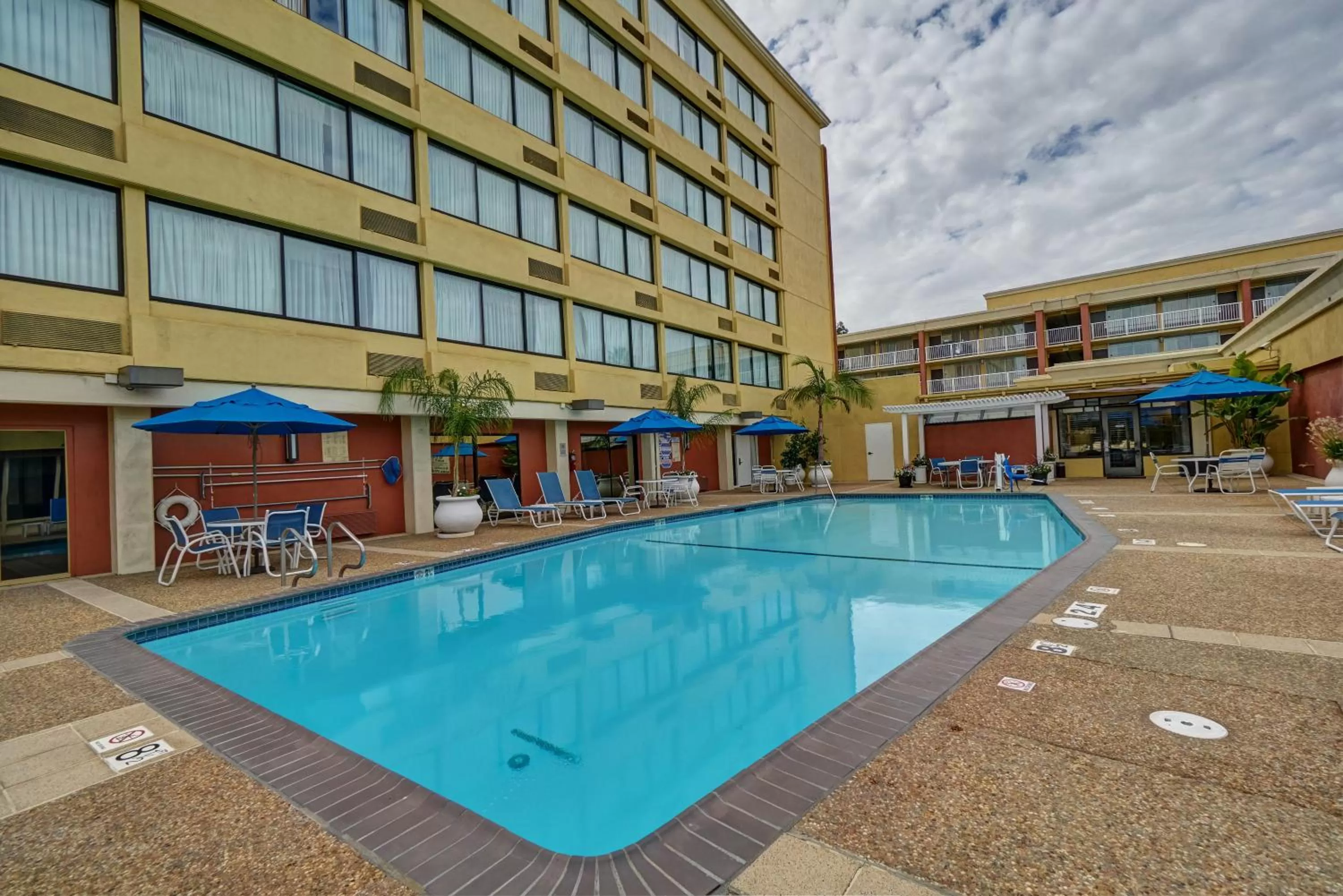 Swimming pool in Clarion Hotel Concord-Walnut Creek