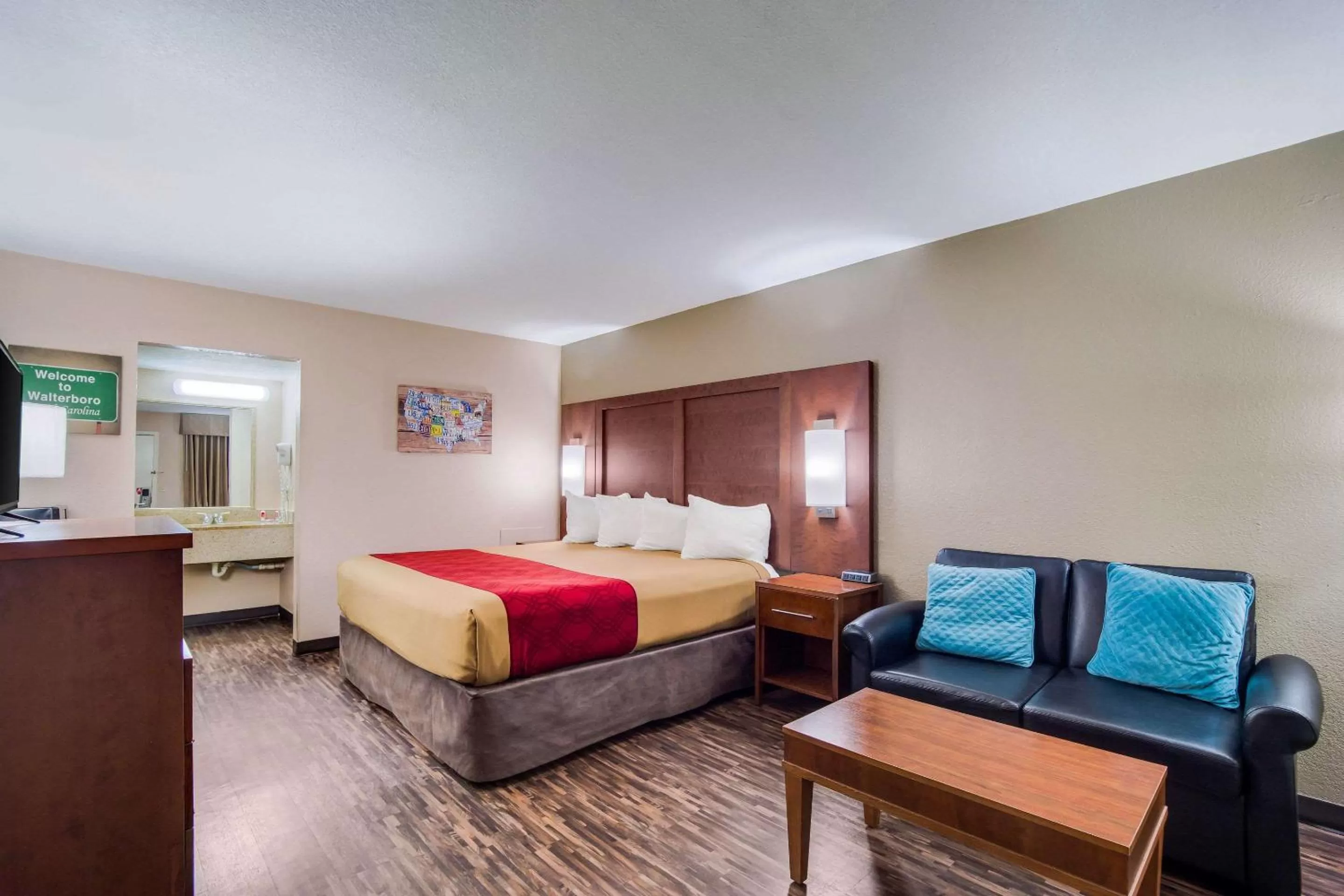 Photo of the whole room, Bed in Econo Lodge Walterboro I-95