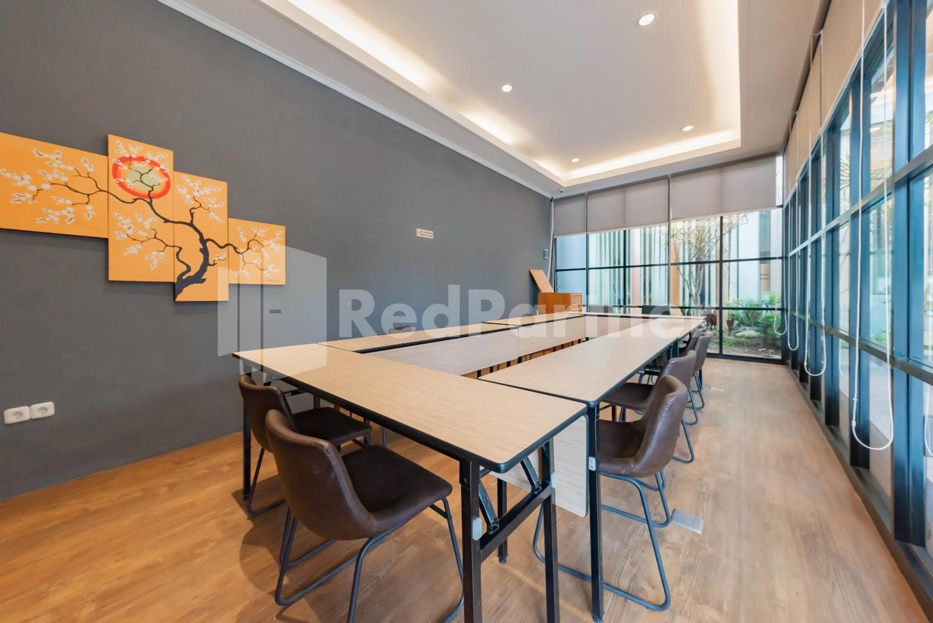 Meeting/conference room in Alqueby Hotel near Kiara Artha Park & Trans Studio Mall Mitra RedDoorz