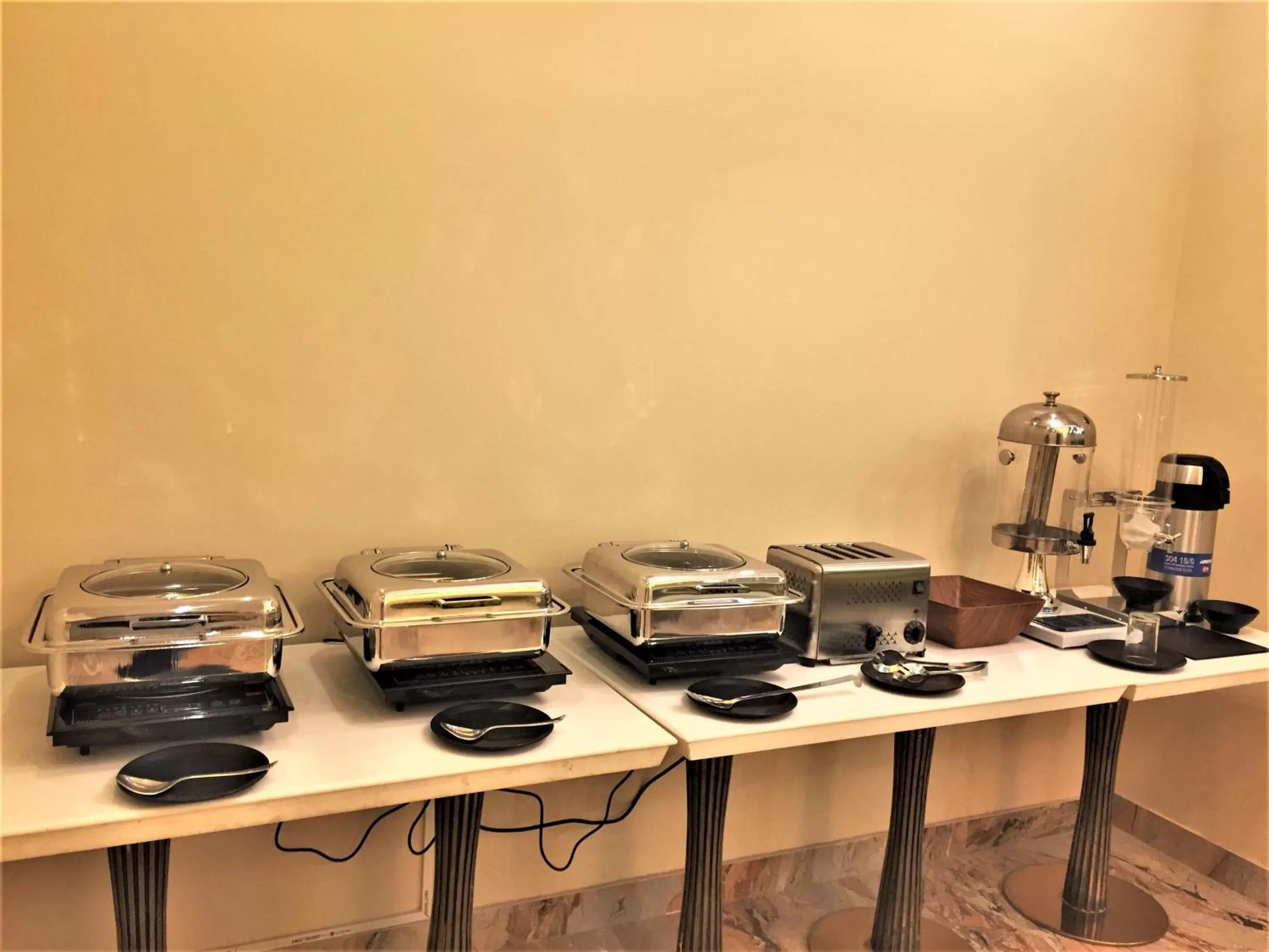 Food and drinks in Hotel Bharat