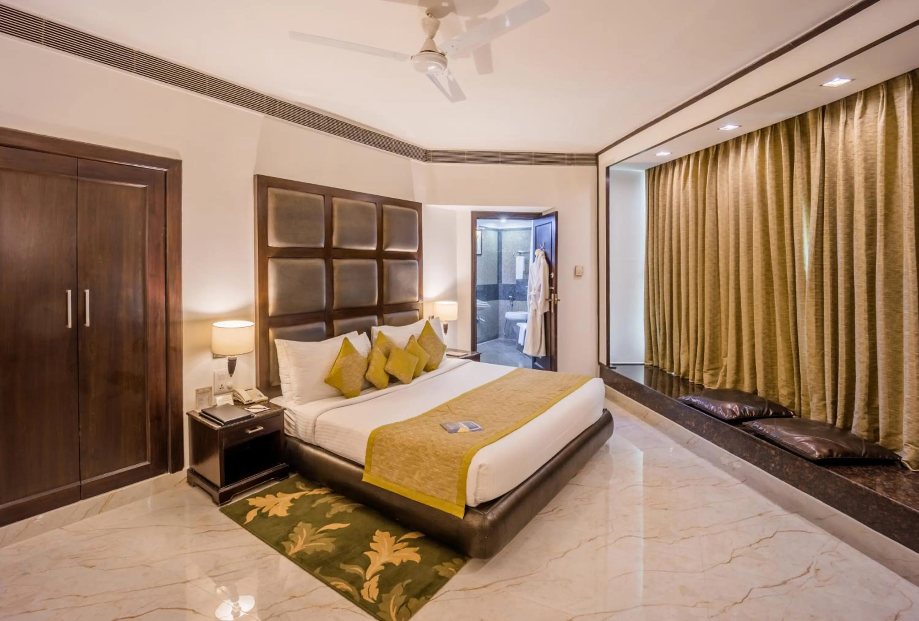 Bedroom, Bed in Hotel Shanti Palace Mahipalpur