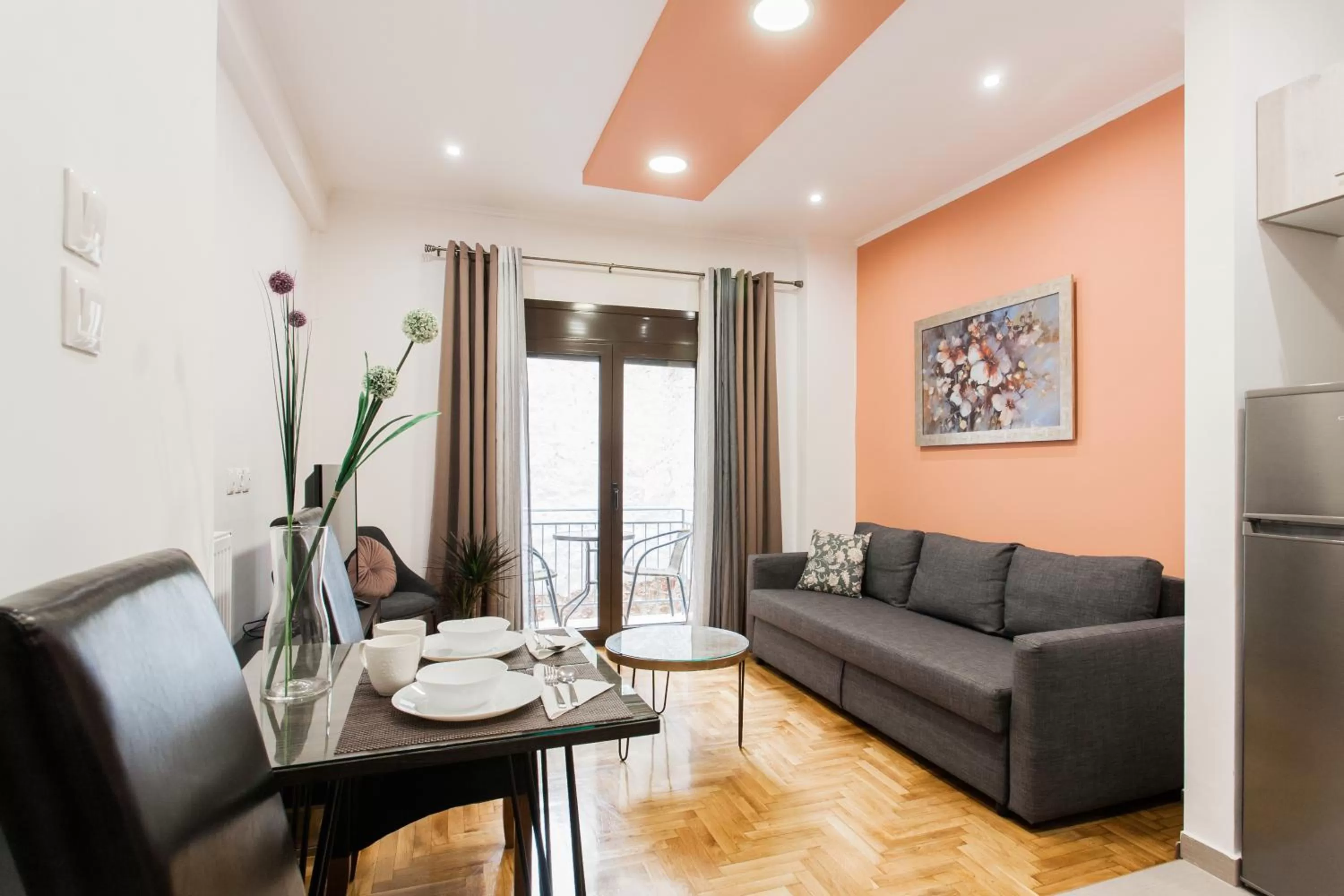 Seating area in Nicholas Point Apartments and Rooms