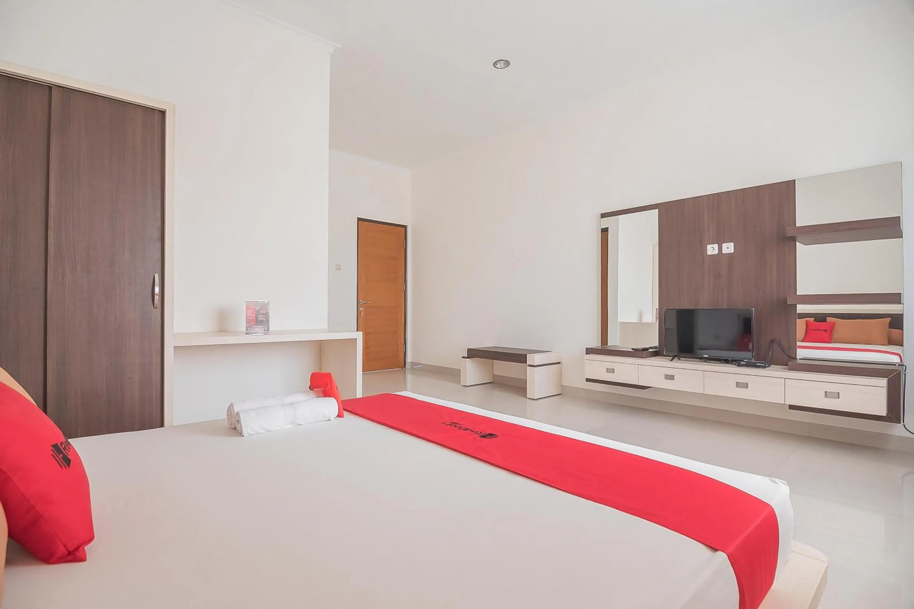 Living room, Bed in RedDoorz Syariah @ Sarongge Cianjur