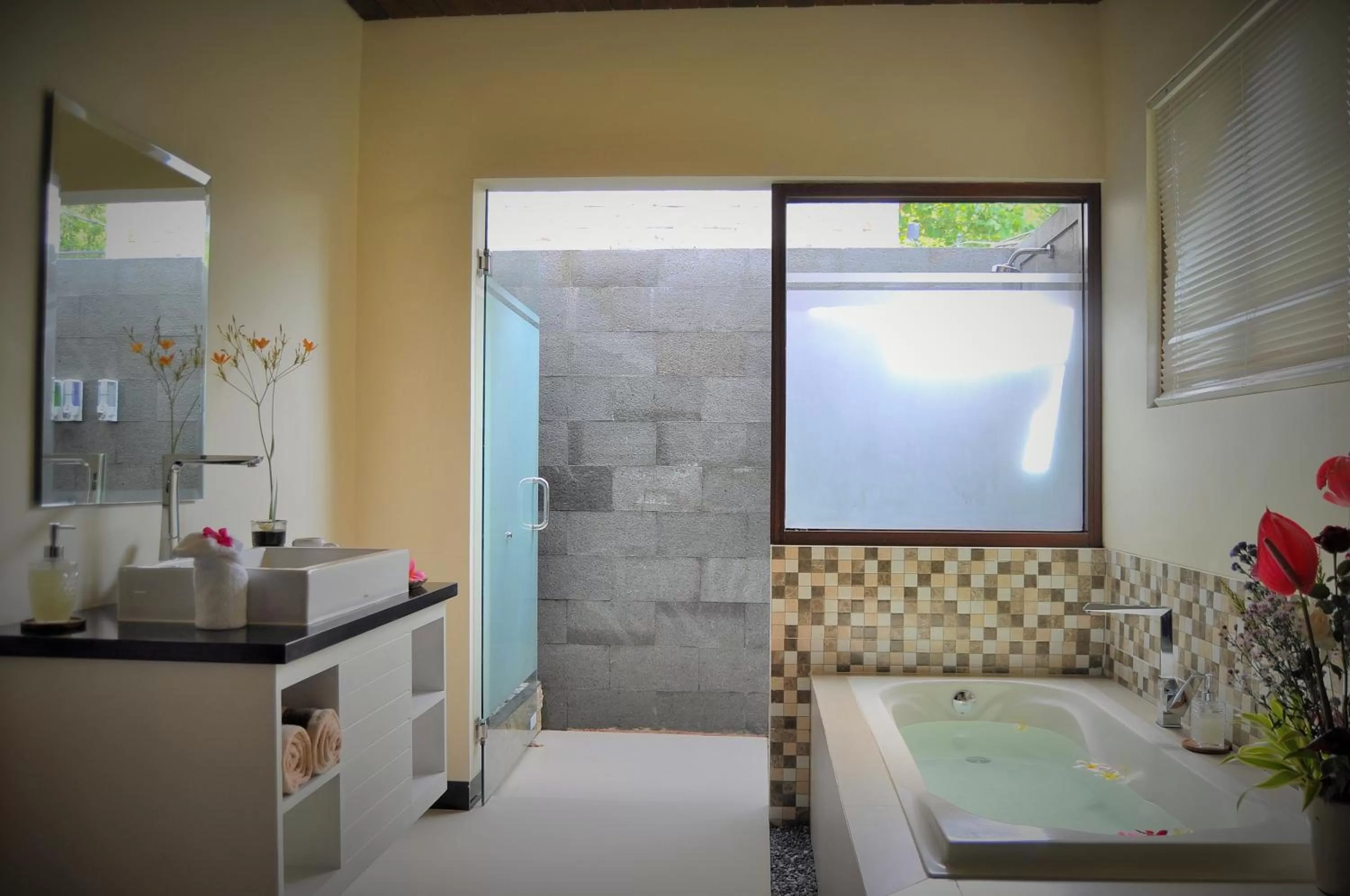 Shower in Ocean Terrace Suite And Spa Luxury