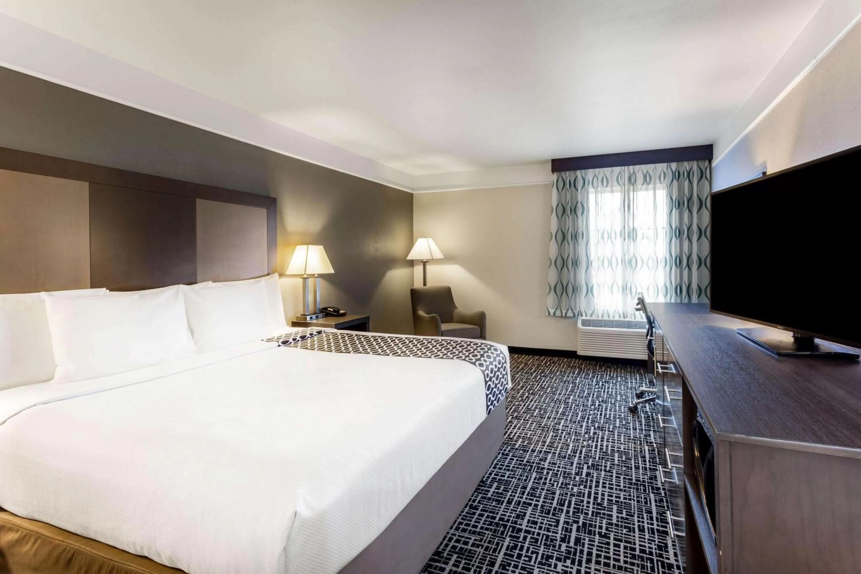 Photo of the whole room, Bed in La Quinta by Wyndham Seguin