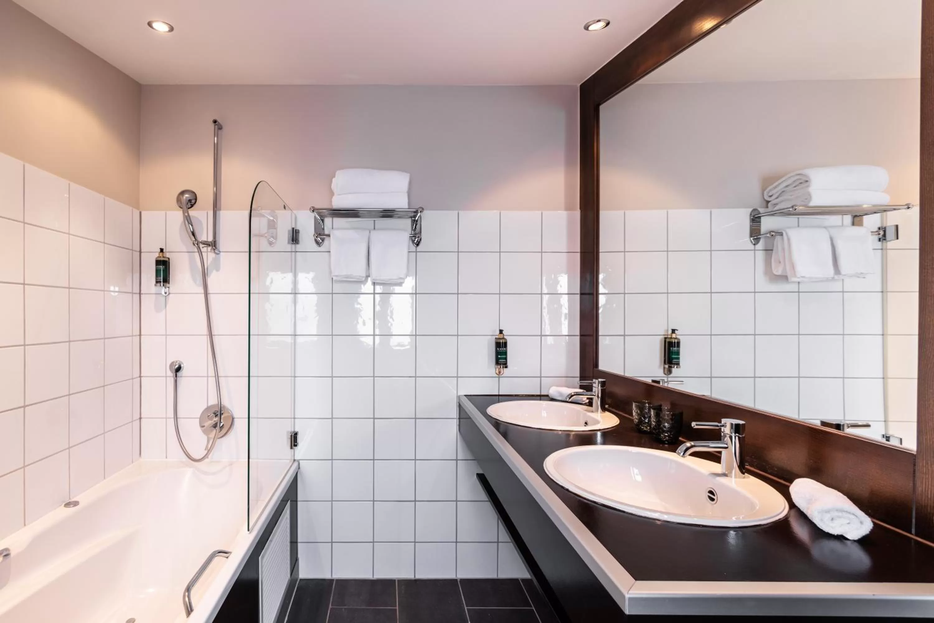 Bathroom in No 8 Bed & Bar