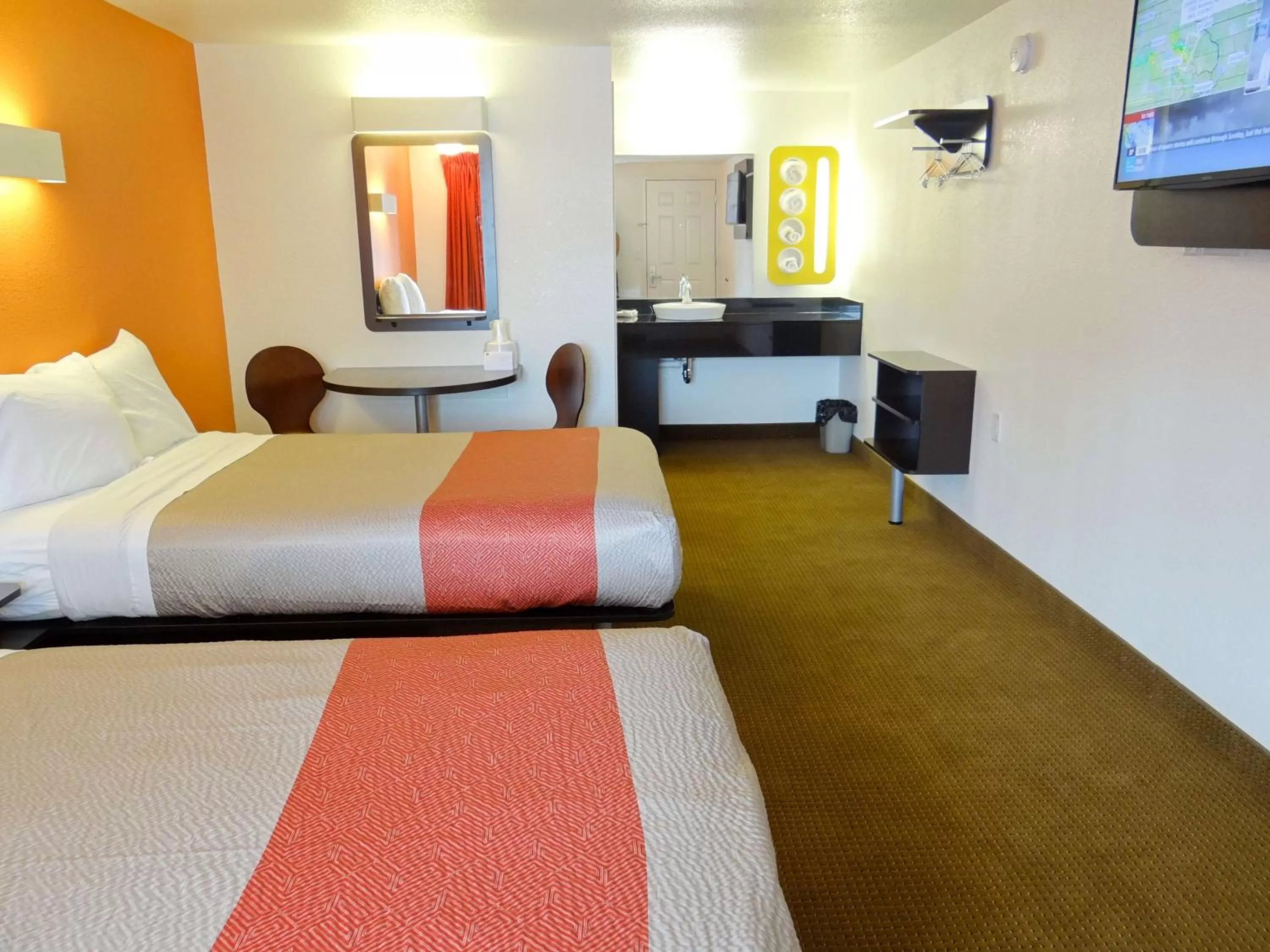 TV and multimedia, Bed in Motel 6-Erie, PA