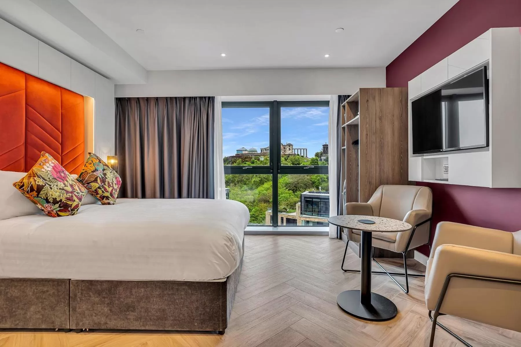 View (from property/room), Bed in Roomzzz Edinburgh