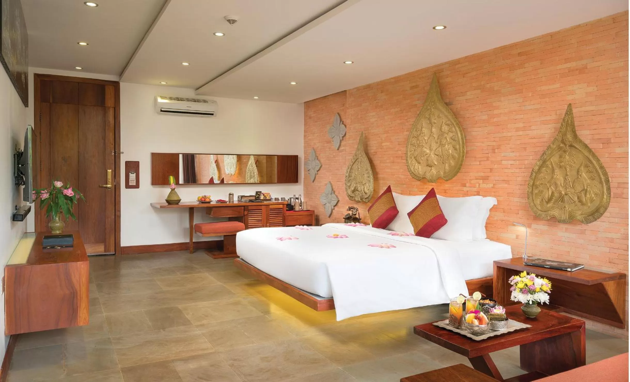 Seating area, Bed in Golden Temple Residence